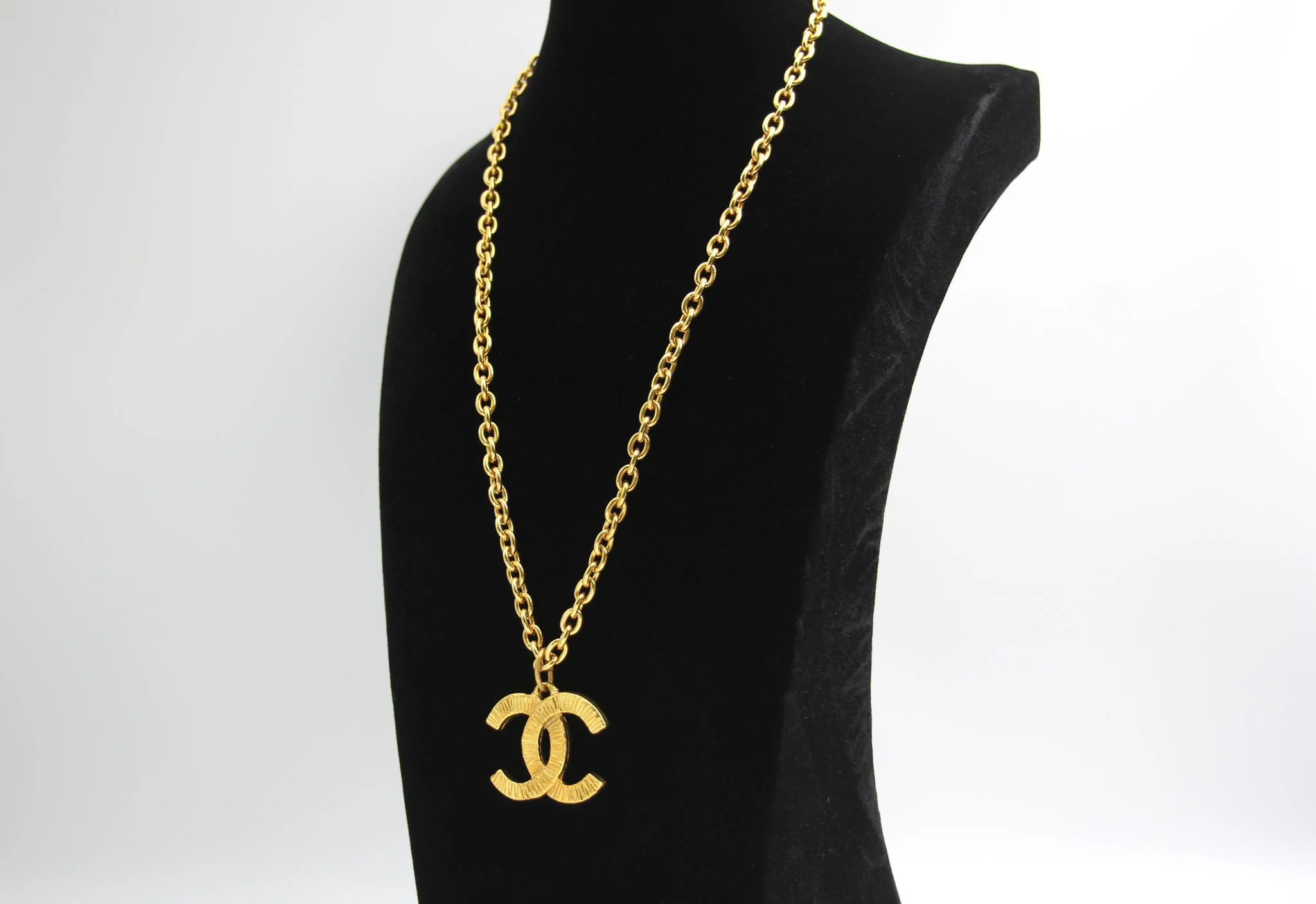Chanel Vintage 81 85 Year Gold Plated Brushed Line Long Necklace - Image 6