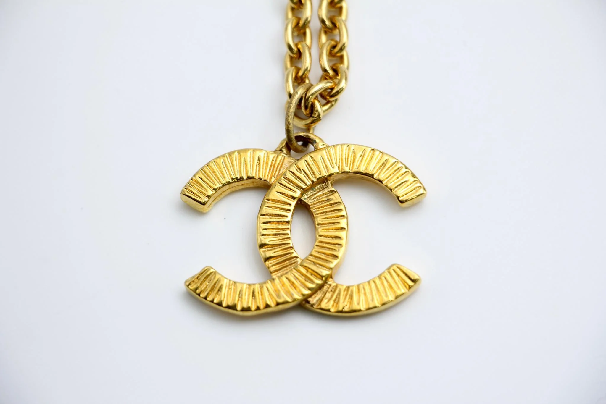 Chanel Vintage 81 85 Year Gold Plated Brushed Line Long Necklace - Image 9