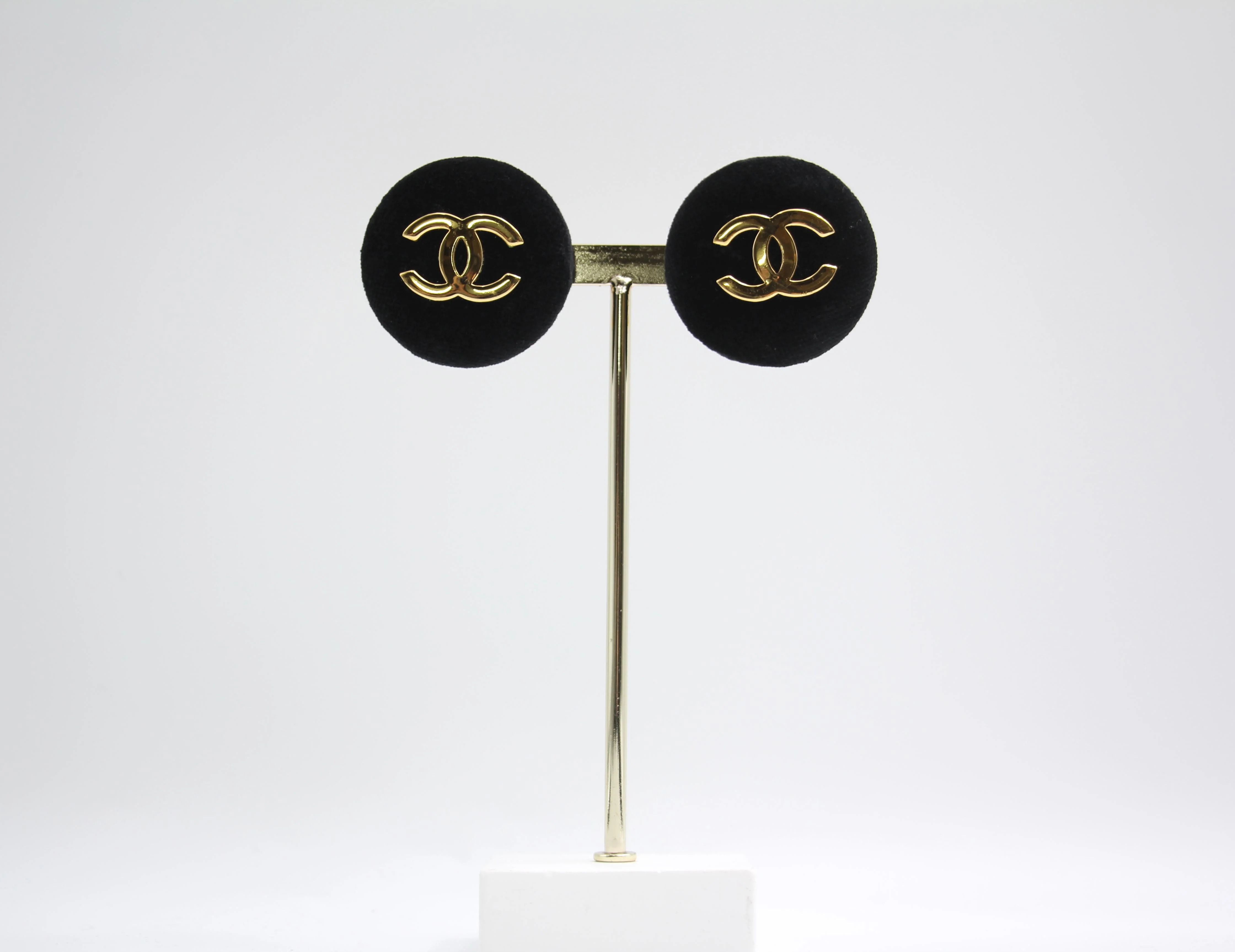 Chanel Vintage 86 Black Velvet Gold-Plated Round Large Cc Earrings