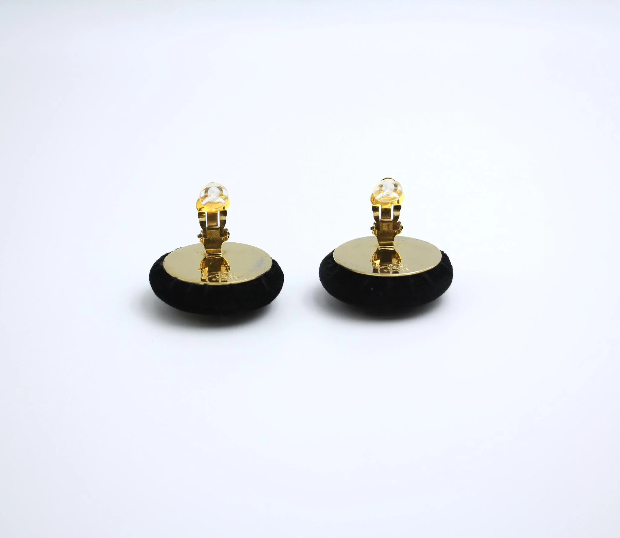 Chanel Vintage 86 Black Velvet Gold-Plated Round Large Cc Earrings - Image 10
