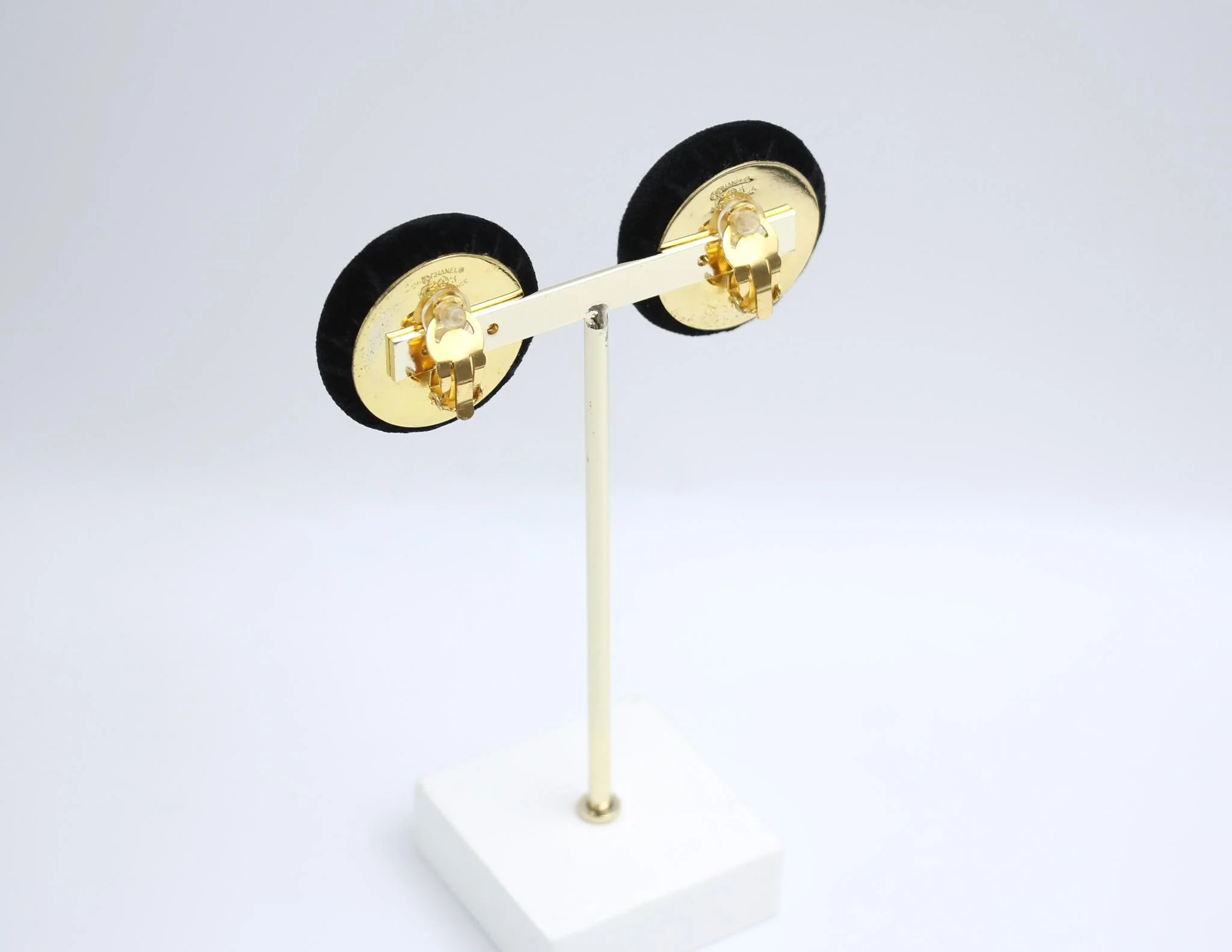 Chanel Vintage 86 Black Velvet Gold-Plated Round Large Cc Earrings - Image 11