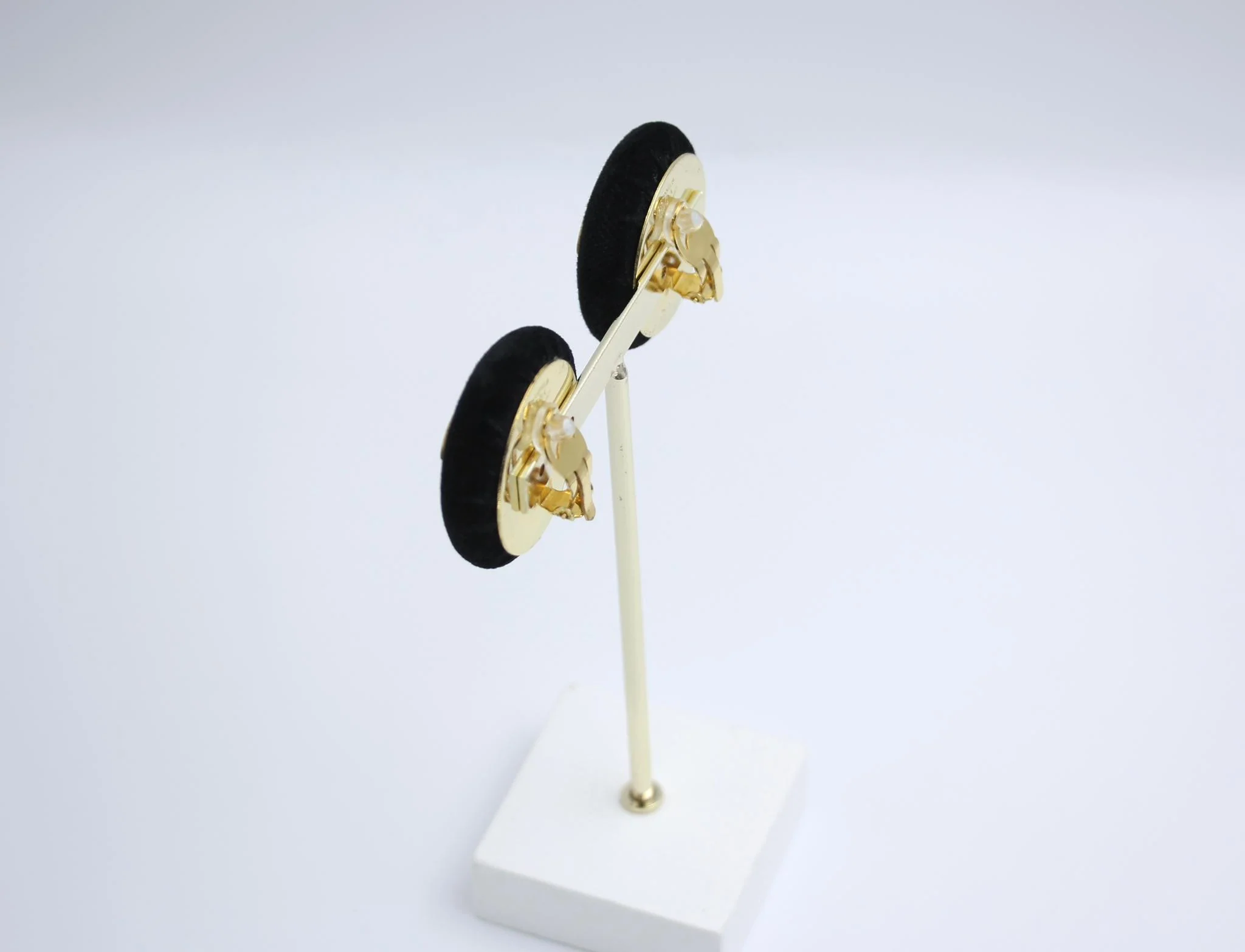 Chanel Vintage 86 Black Velvet Gold-Plated Round Large Cc Earrings - Image 12