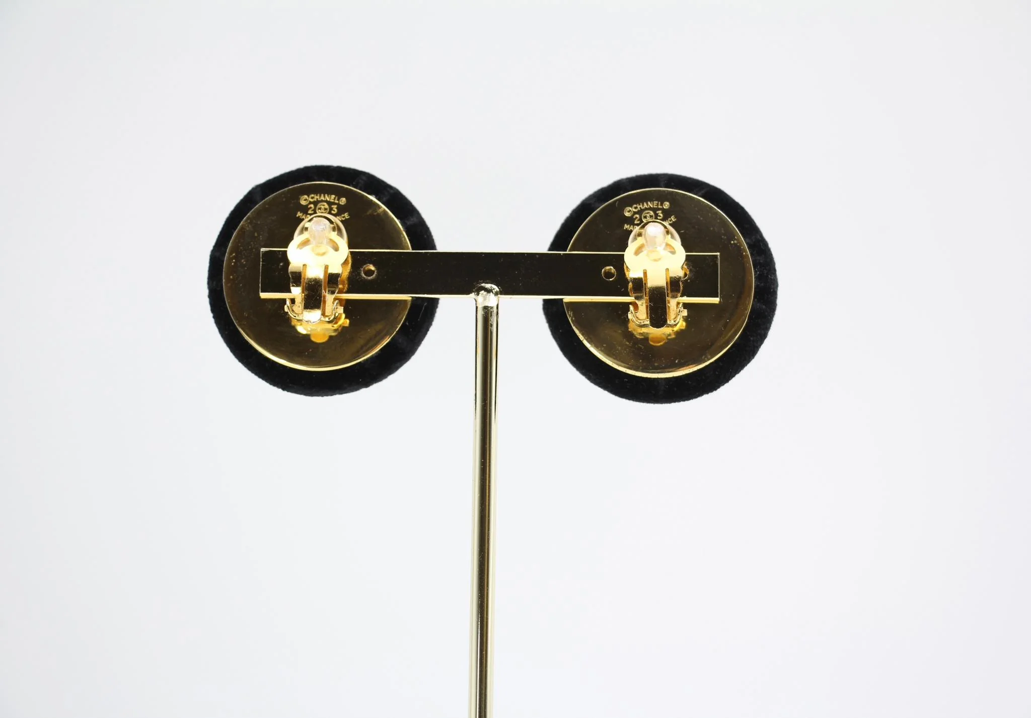 Chanel Vintage 86 Black Velvet Gold-Plated Round Large Cc Earrings - Image 13