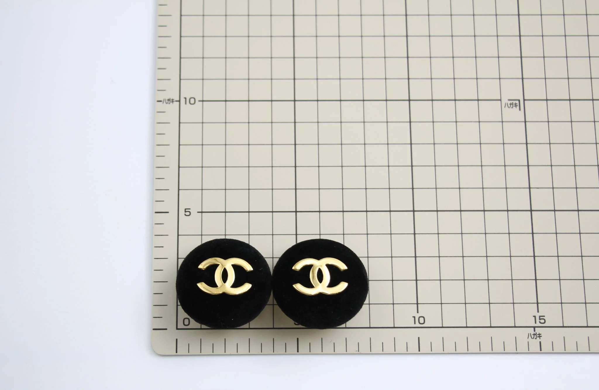 Chanel Vintage 86 Black Velvet Gold-Plated Round Large Cc Earrings - Image 14