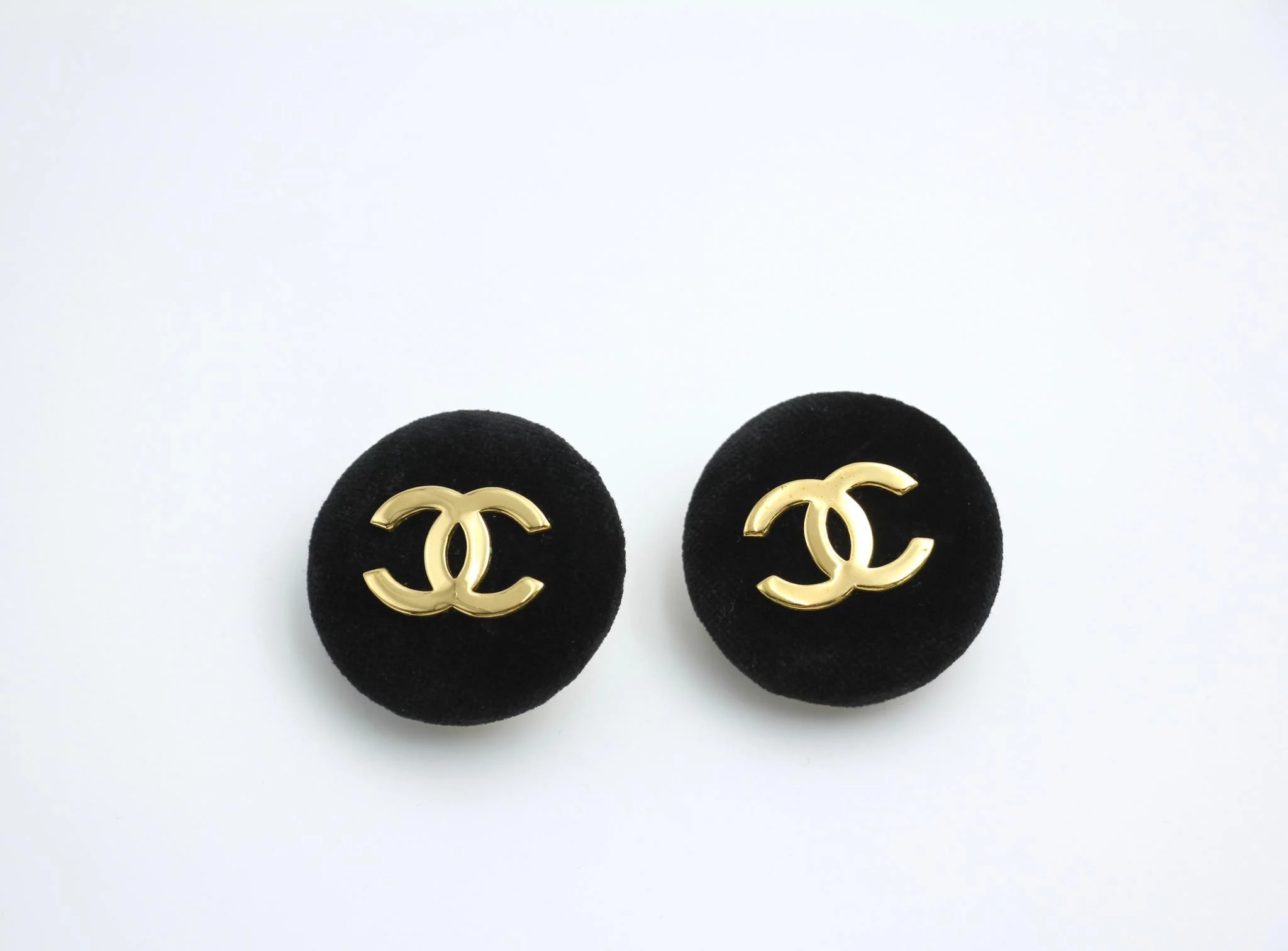 Chanel Vintage 86 Black Velvet Gold-Plated Round Large Cc Earrings - Image 3