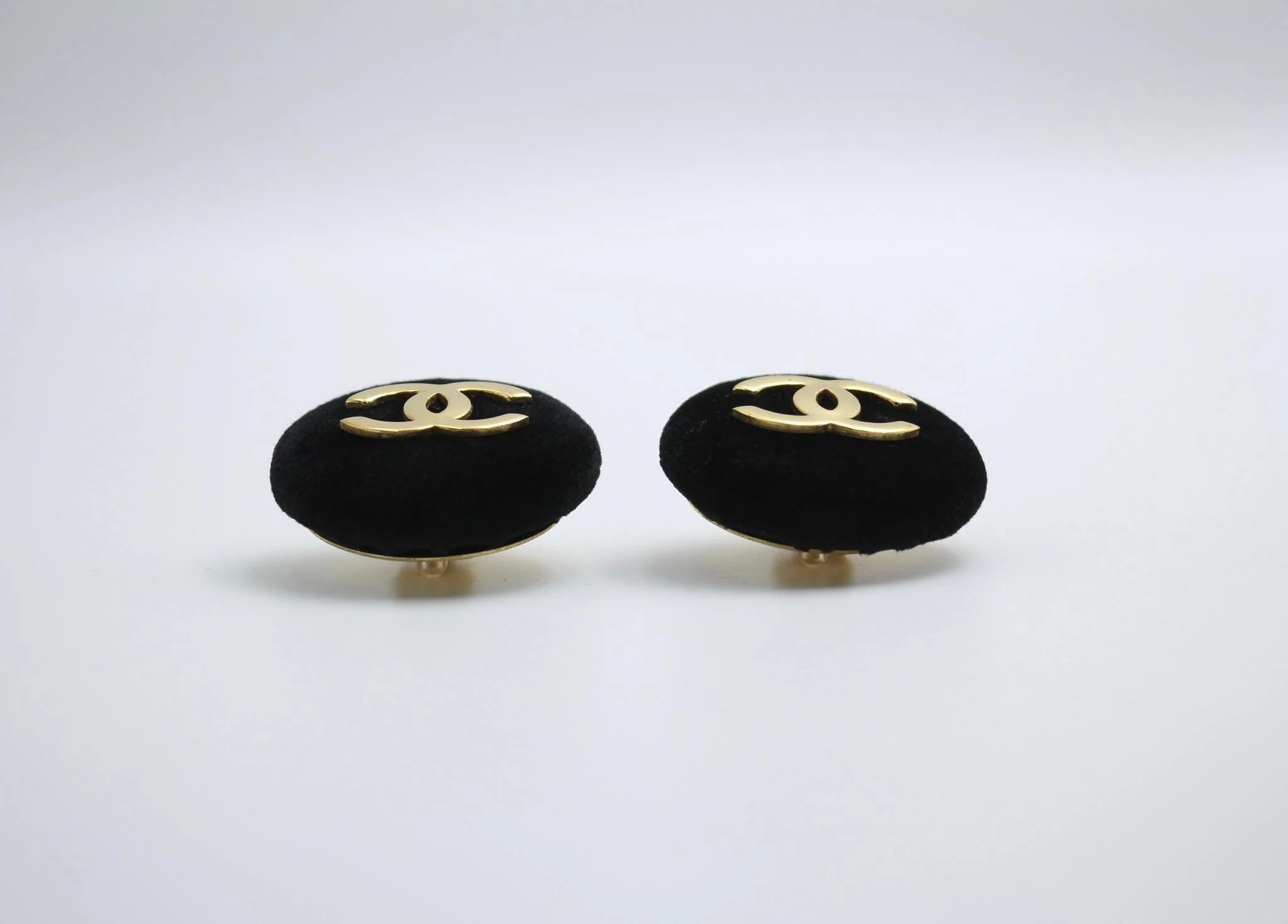 Chanel Vintage 86 Black Velvet Gold-Plated Round Large Cc Earrings - Image 4