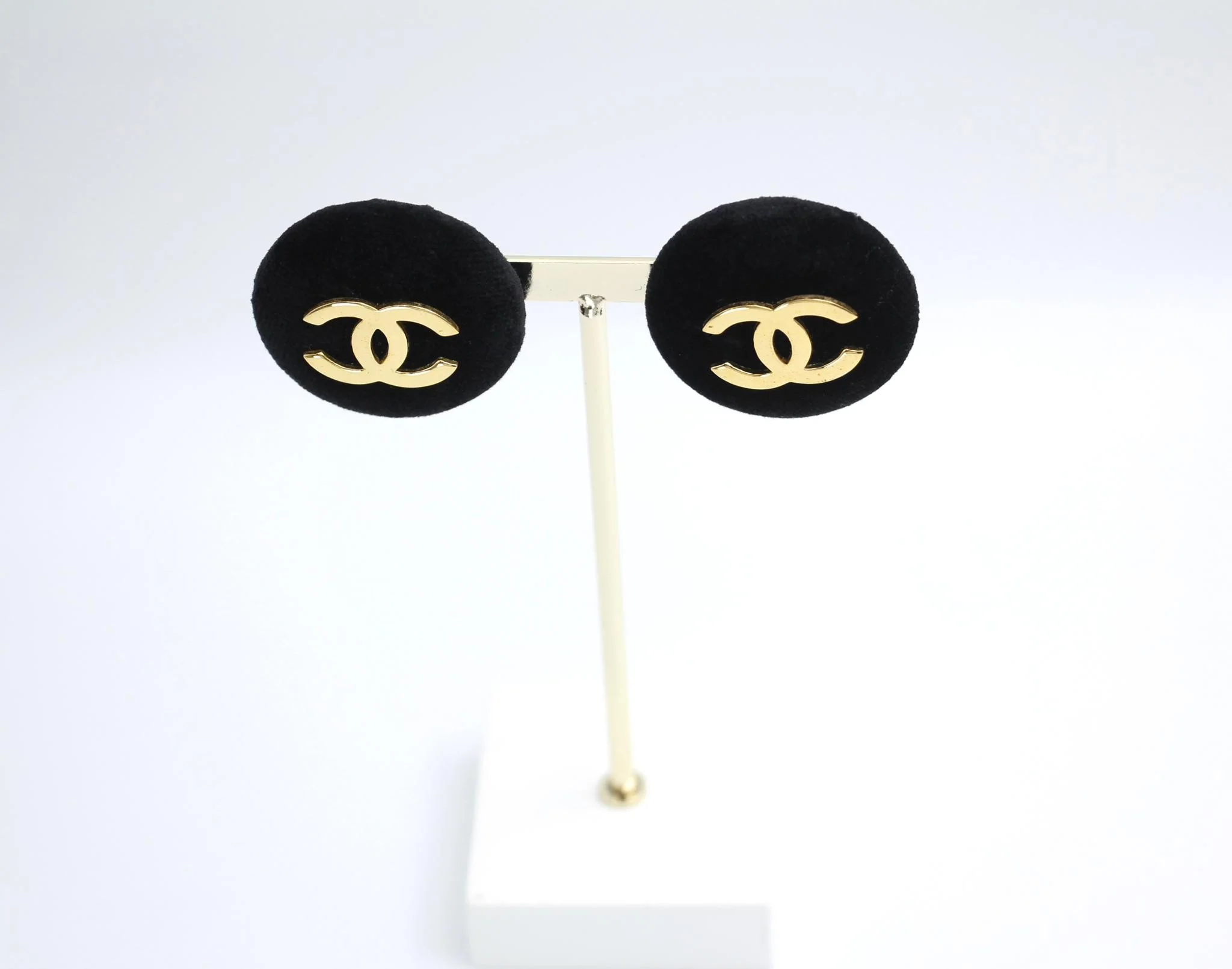 Chanel Vintage 86 Black Velvet Gold-Plated Round Large Cc Earrings - Image 5