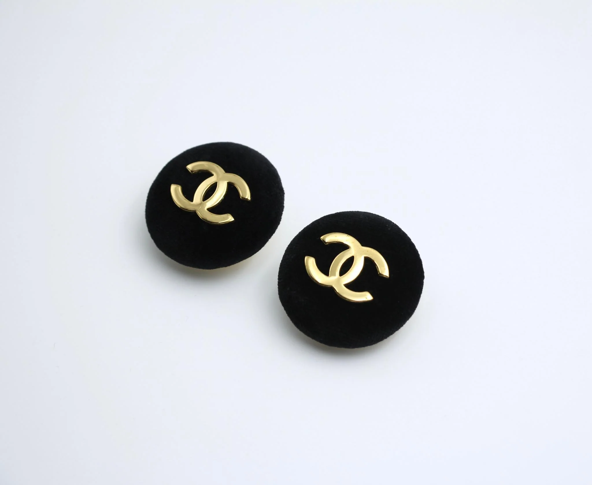 Chanel Vintage 86 Black Velvet Gold-Plated Round Large Cc Earrings - Image 6