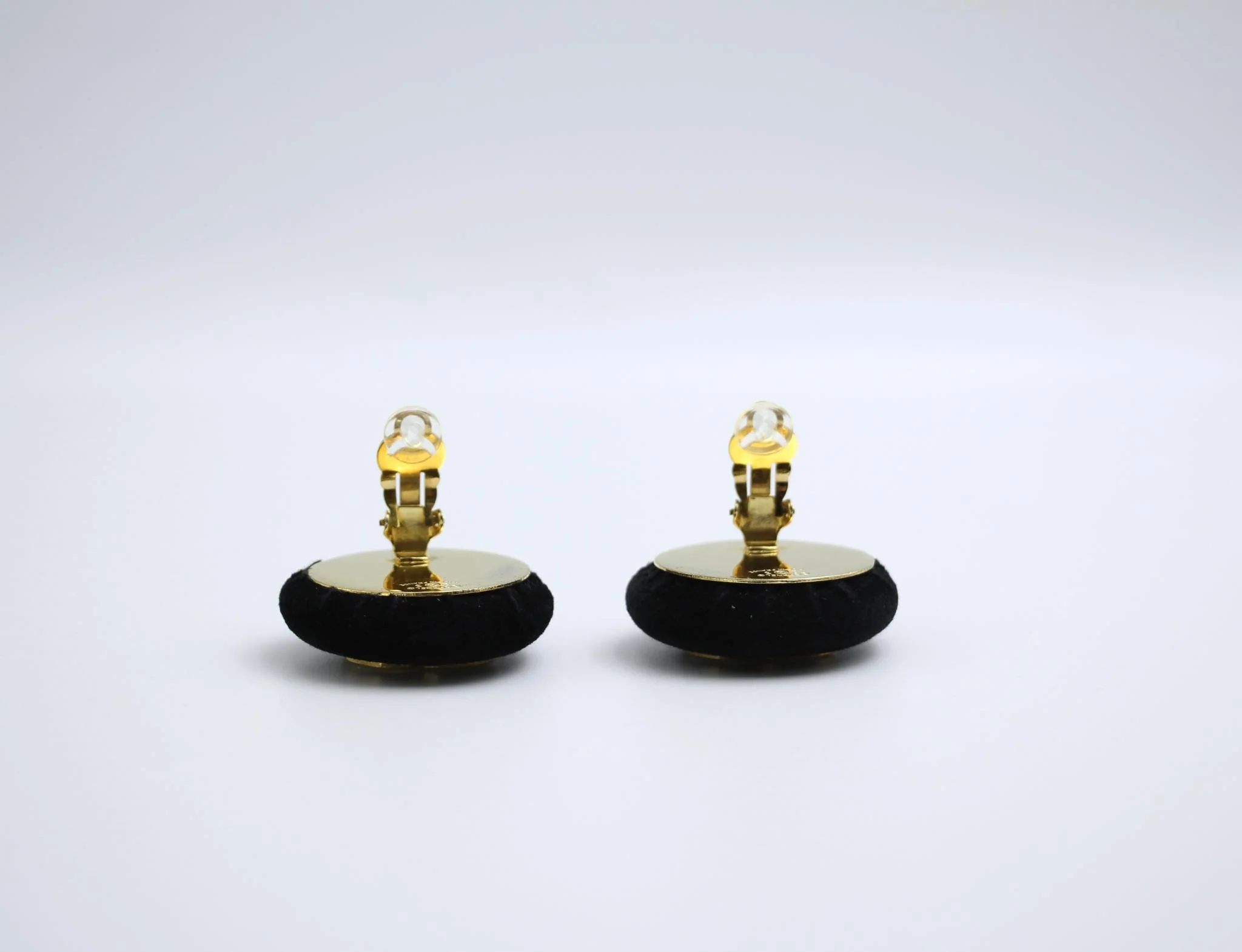 Chanel Vintage 86 Black Velvet Gold-Plated Round Large Cc Earrings - Image 7