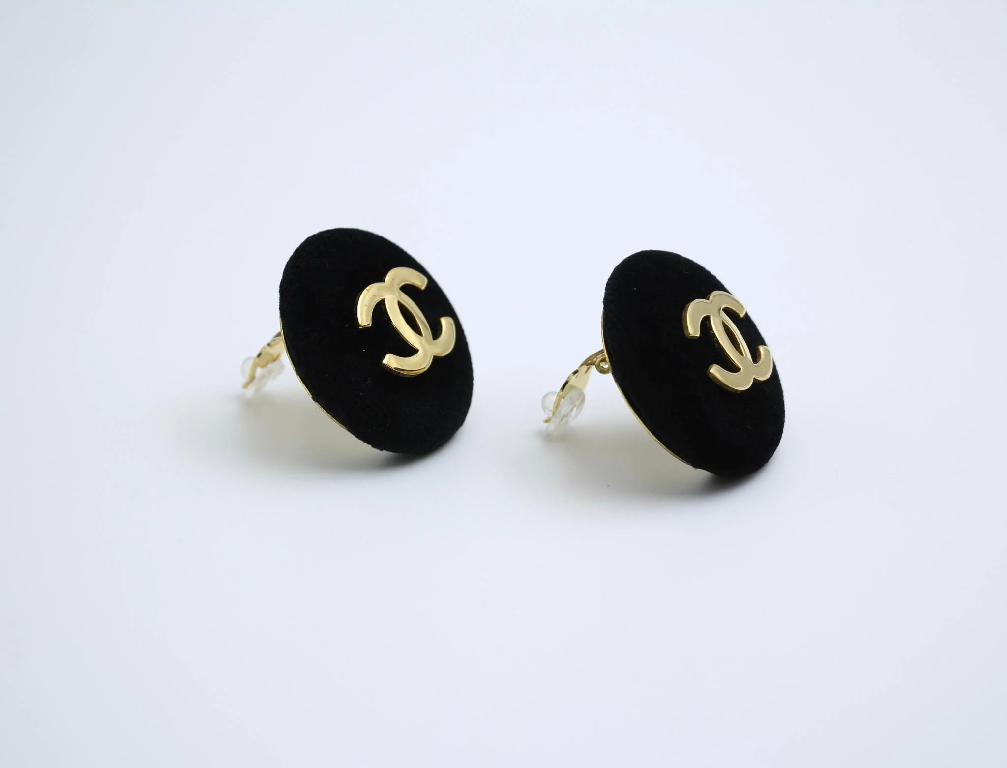 Chanel Vintage 86 Black Velvet Gold-Plated Round Large Cc Earrings - Image 8