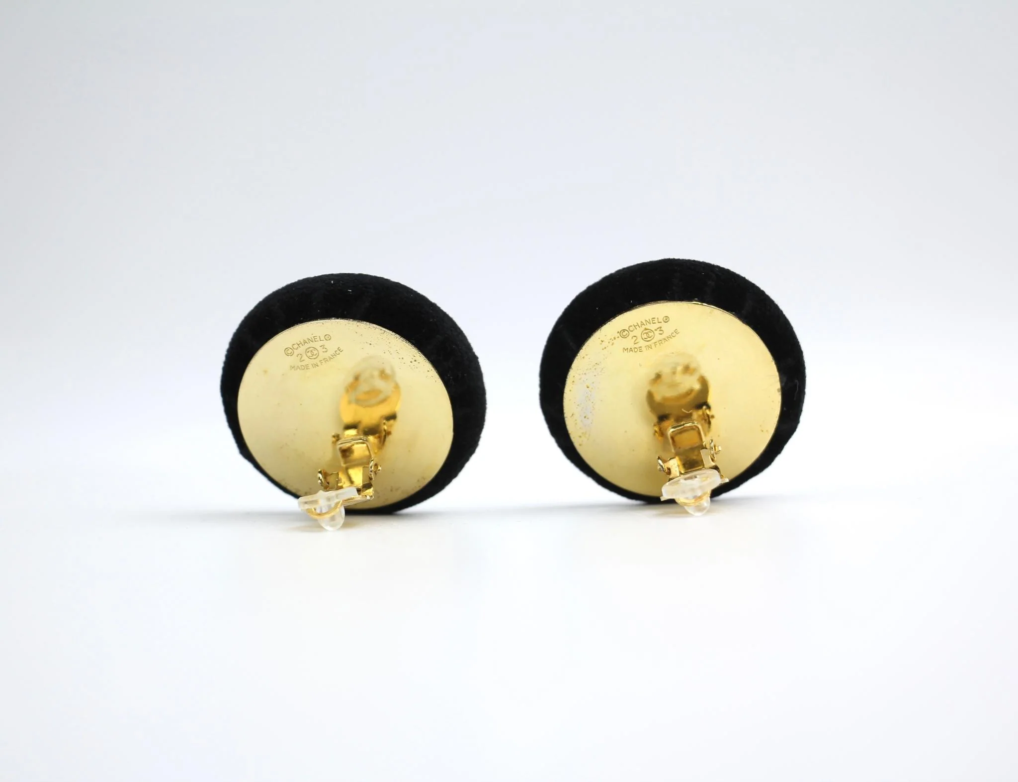 Chanel Vintage 86 Black Velvet Gold-Plated Round Large Cc Earrings - Image 9