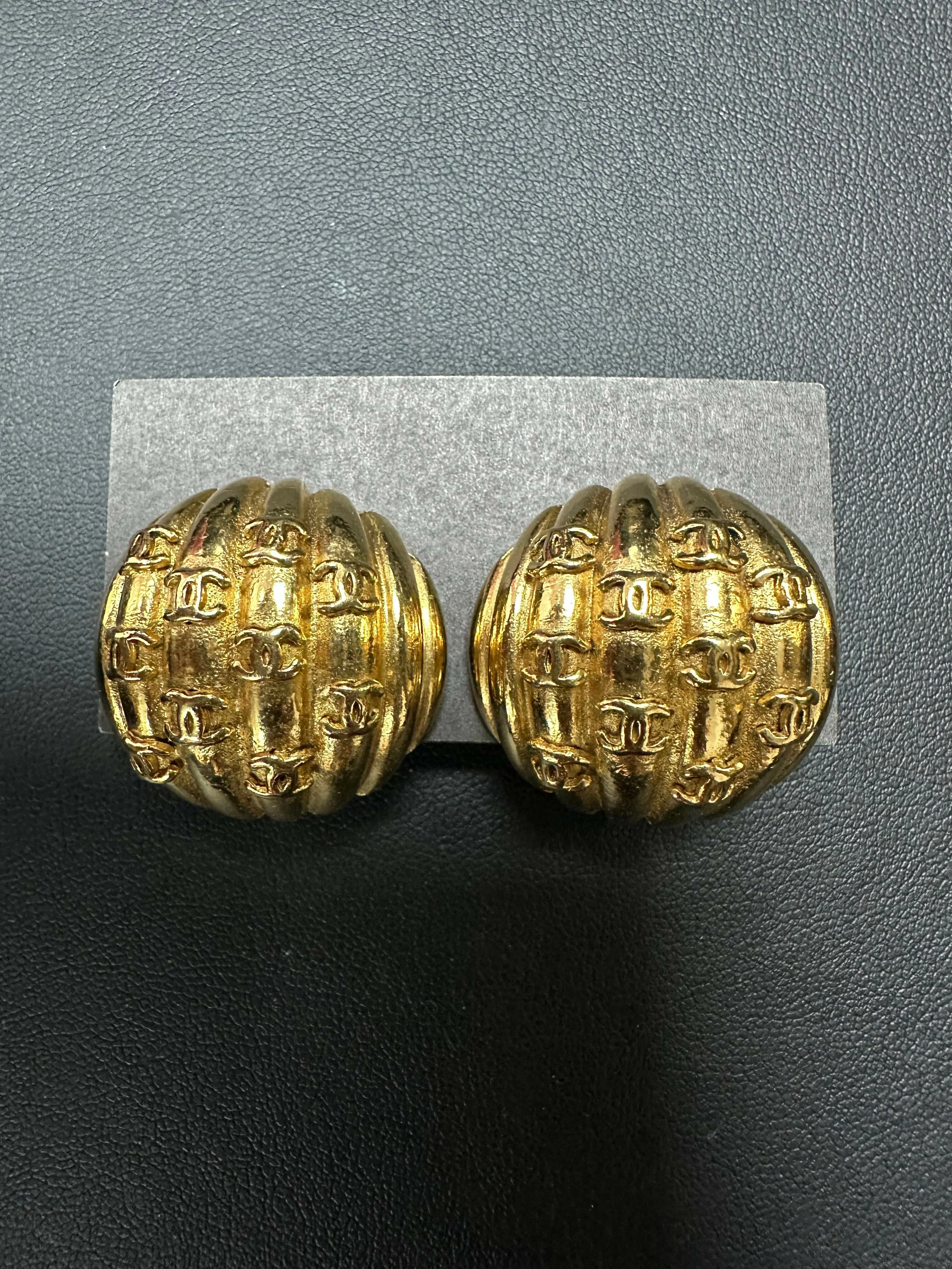 Chanel Vintage 86 Gold Plated Shell CC Clip-on Earrings