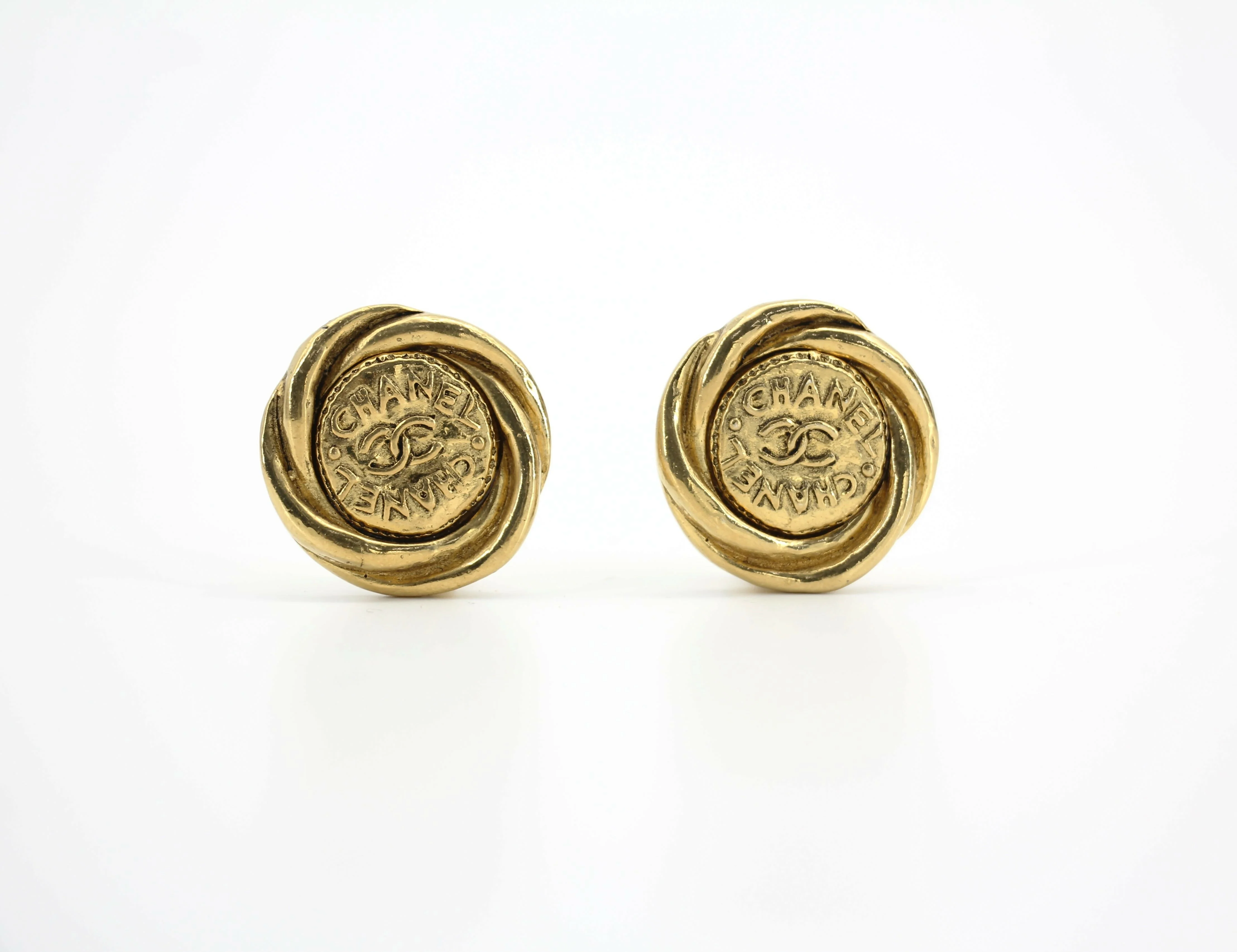Chanel Vintage 86 Gold-plated Twisted Double Chanel Round Clip-on Earrings