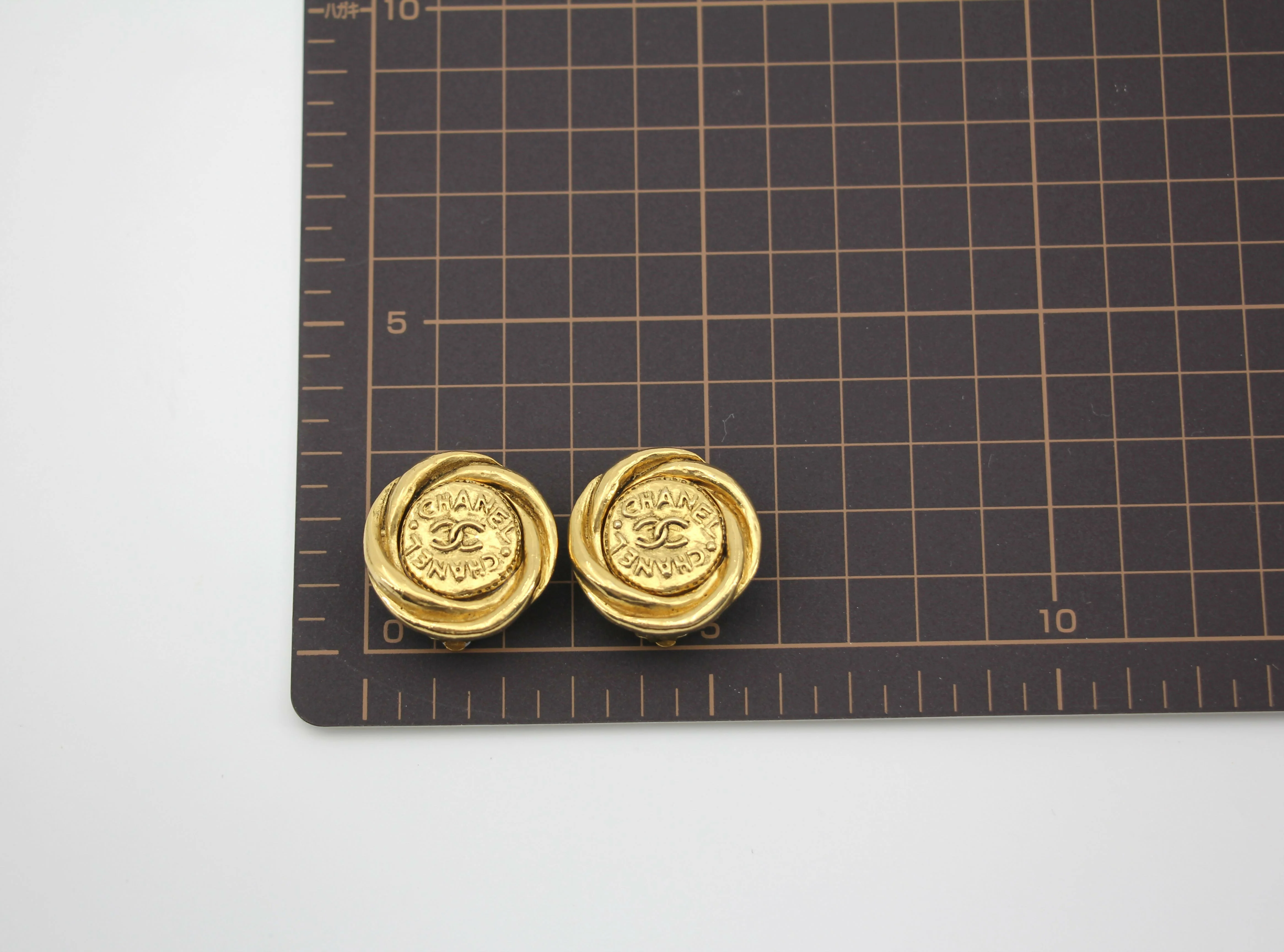Chanel Vintage 86 Gold-plated Twisted Double Chanel Round Clip-on Earrings - Image 10