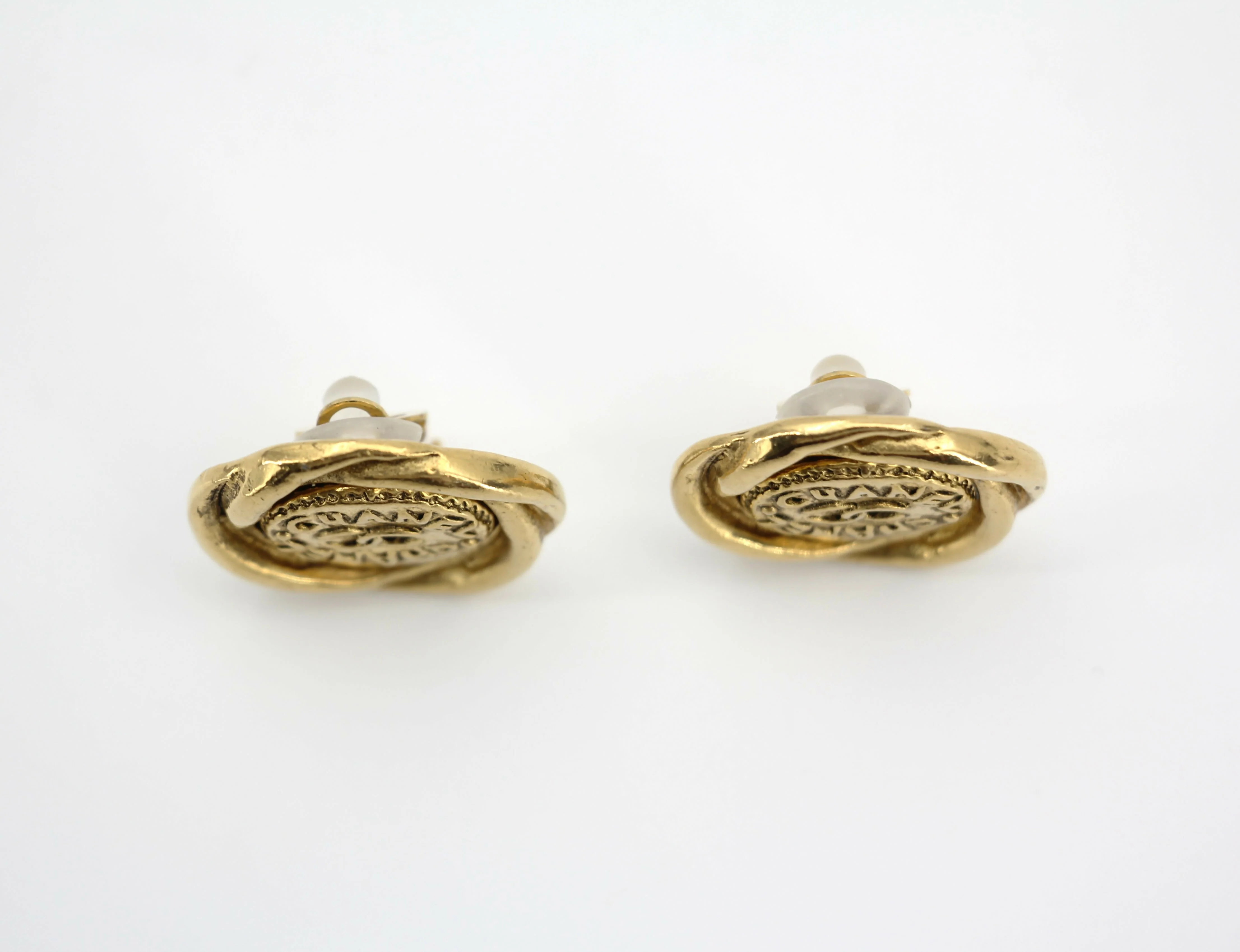 Chanel Vintage 86 Gold-plated Twisted Double Chanel Round Clip-on Earrings - Image 6