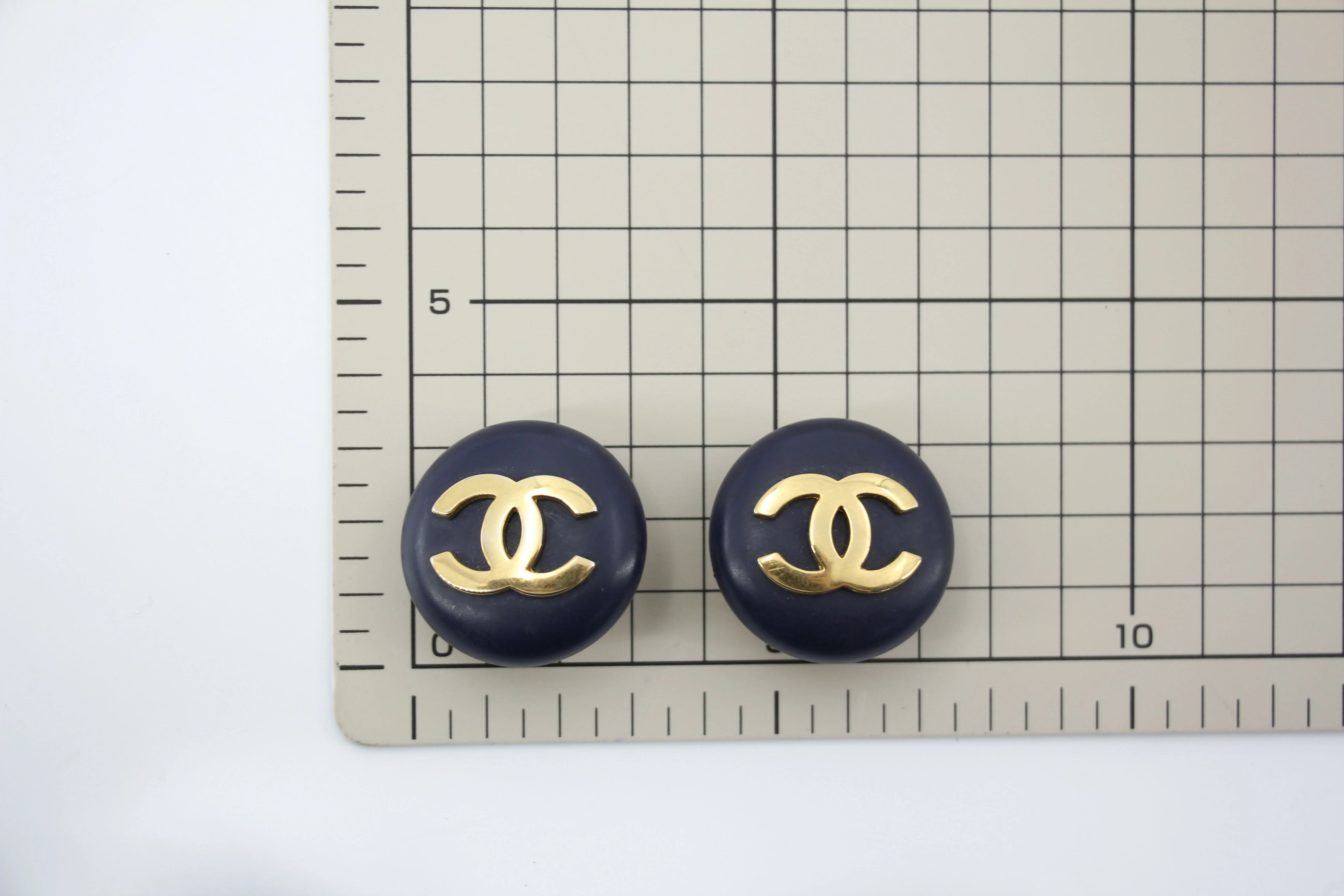 Chanel Vintage 87 Resin Navy Blue CC Logo Large Round Clip-on Earrings - Image 10