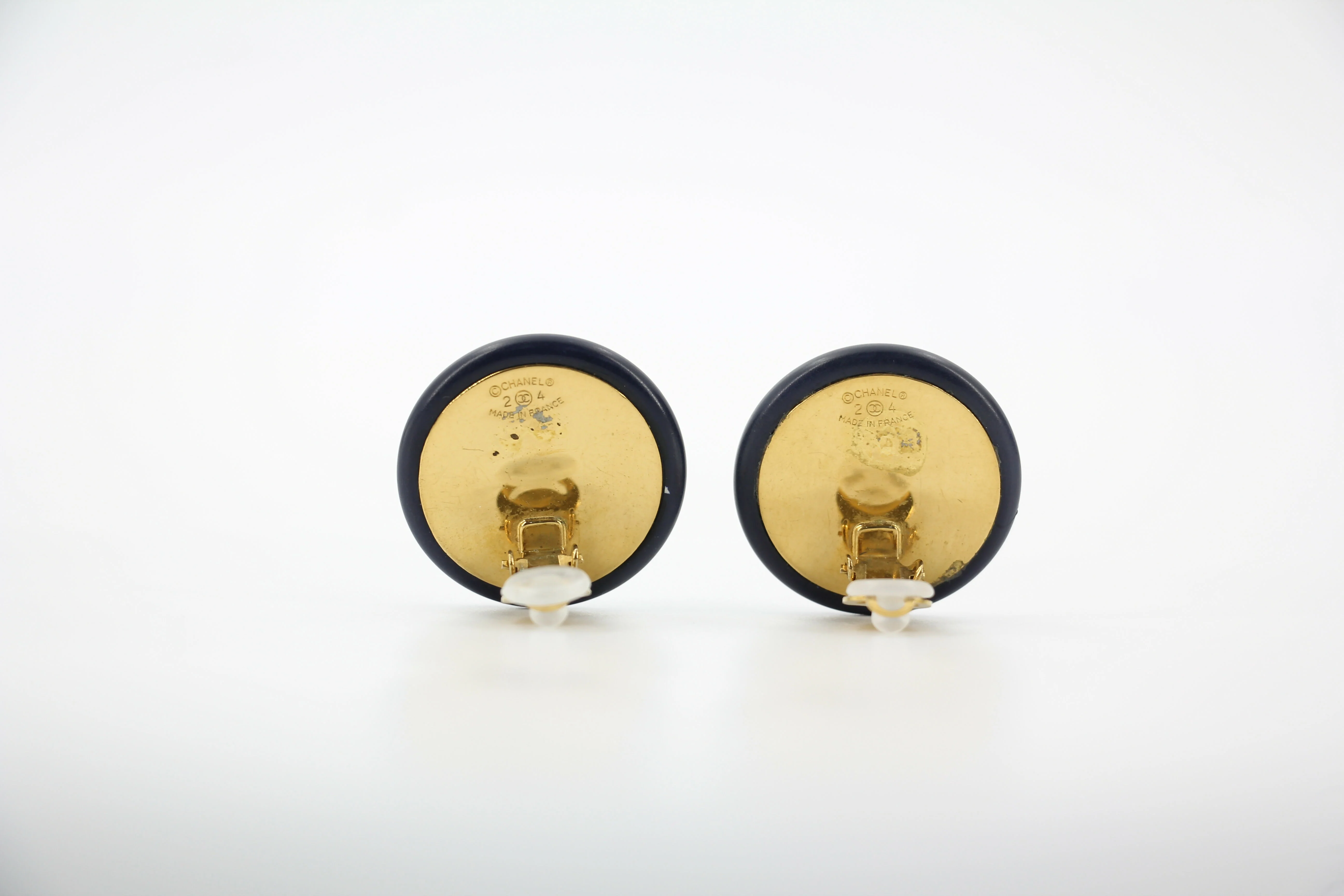 Chanel Vintage 87 Resin Navy Blue CC Logo Large Round Clip-on Earrings - Image 3