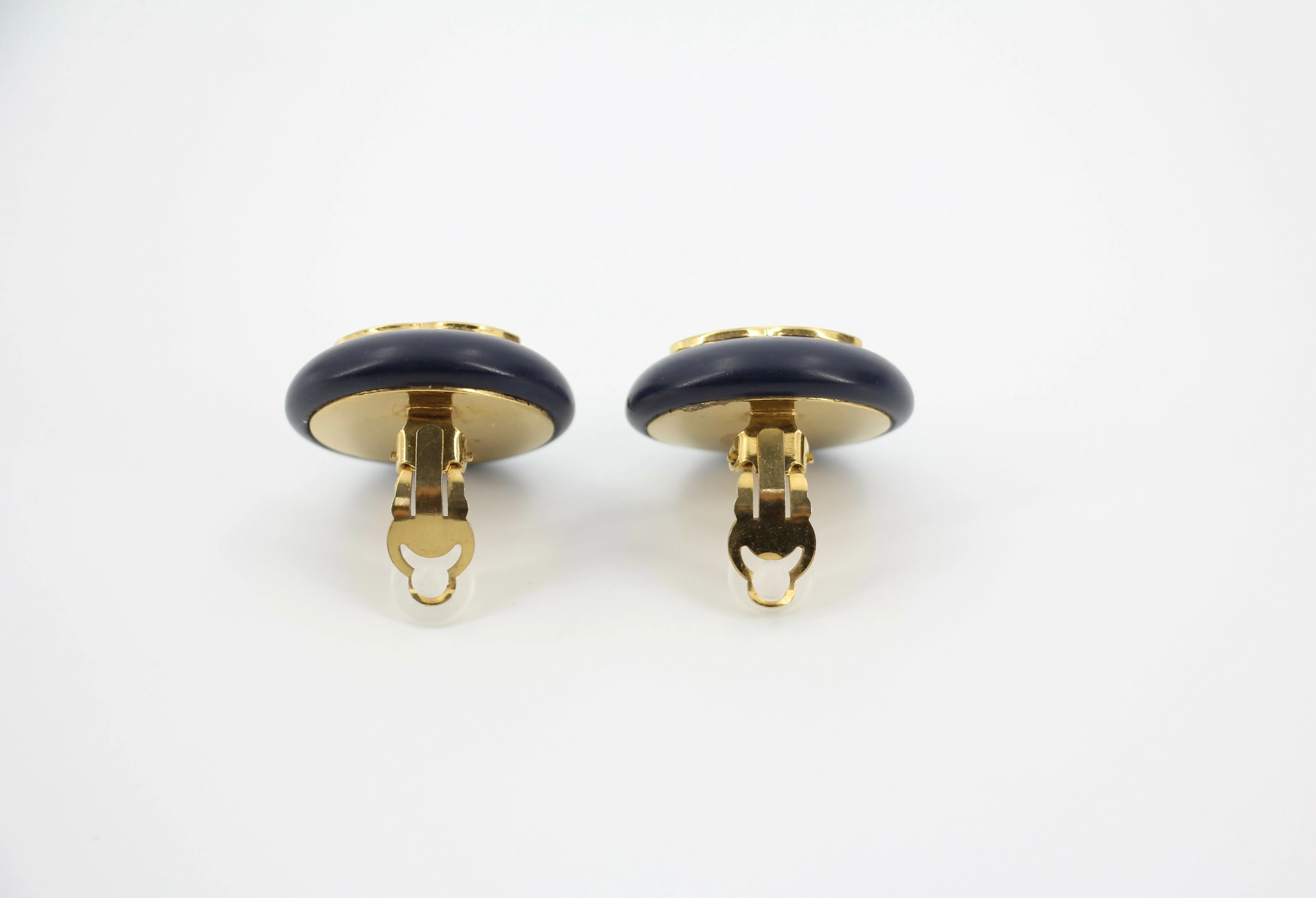 Chanel Vintage 87 Resin Navy Blue CC Logo Large Round Clip-on Earrings - Image 4