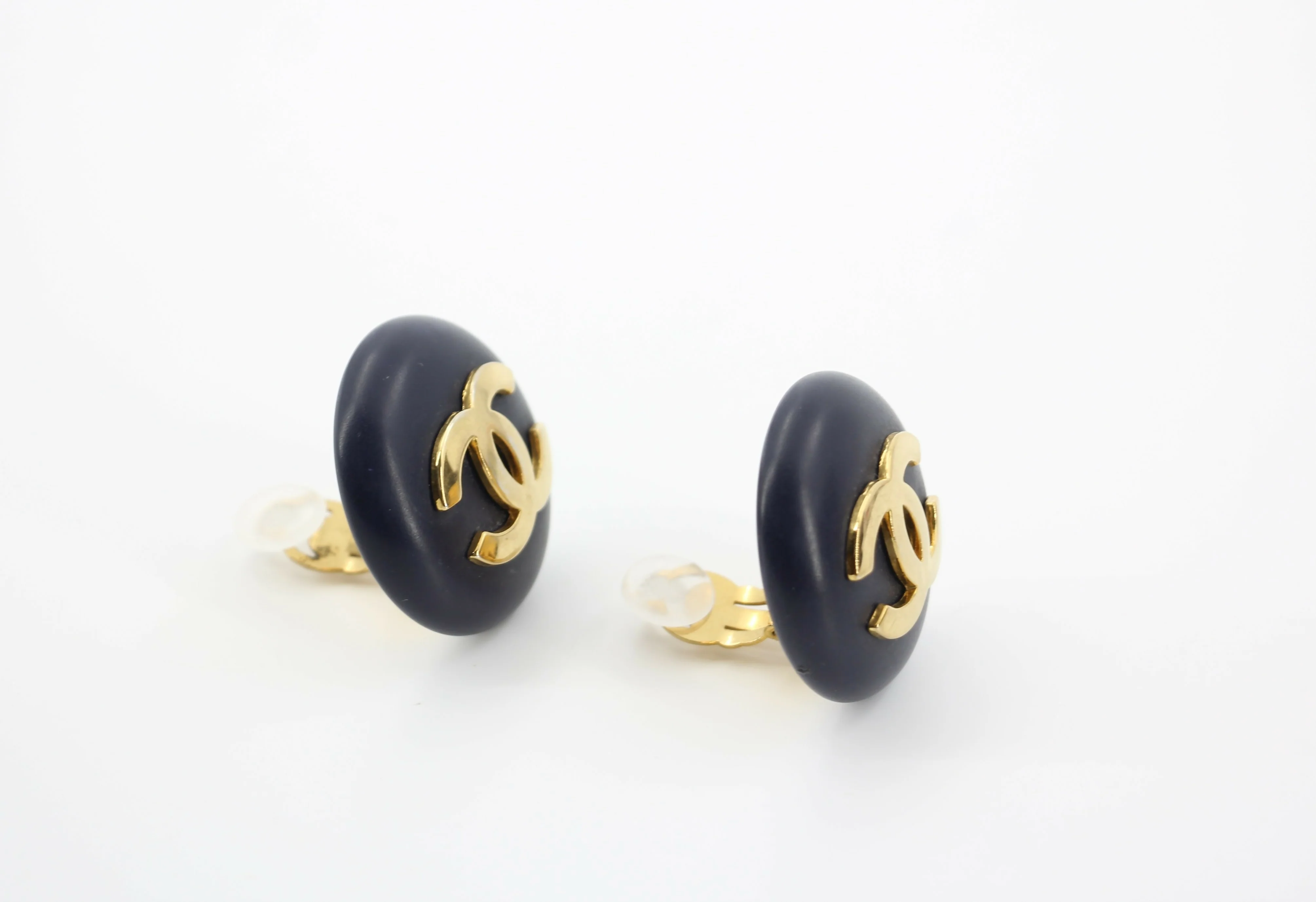 Chanel Vintage 87 Resin Navy Blue CC Logo Large Round Clip-on Earrings - Image 5