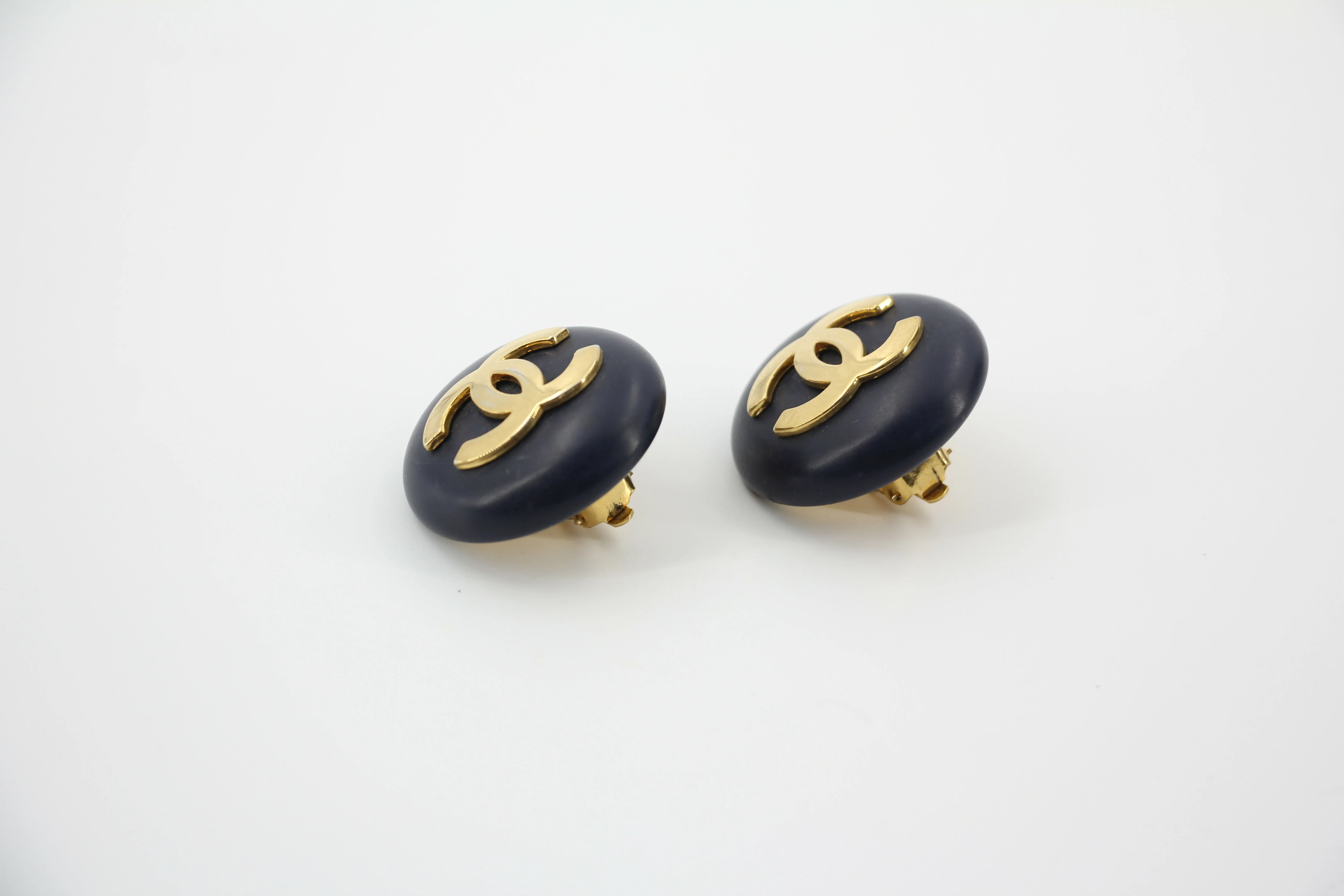 Chanel Vintage 87 Resin Navy Blue CC Logo Large Round Clip-on Earrings - Image 6