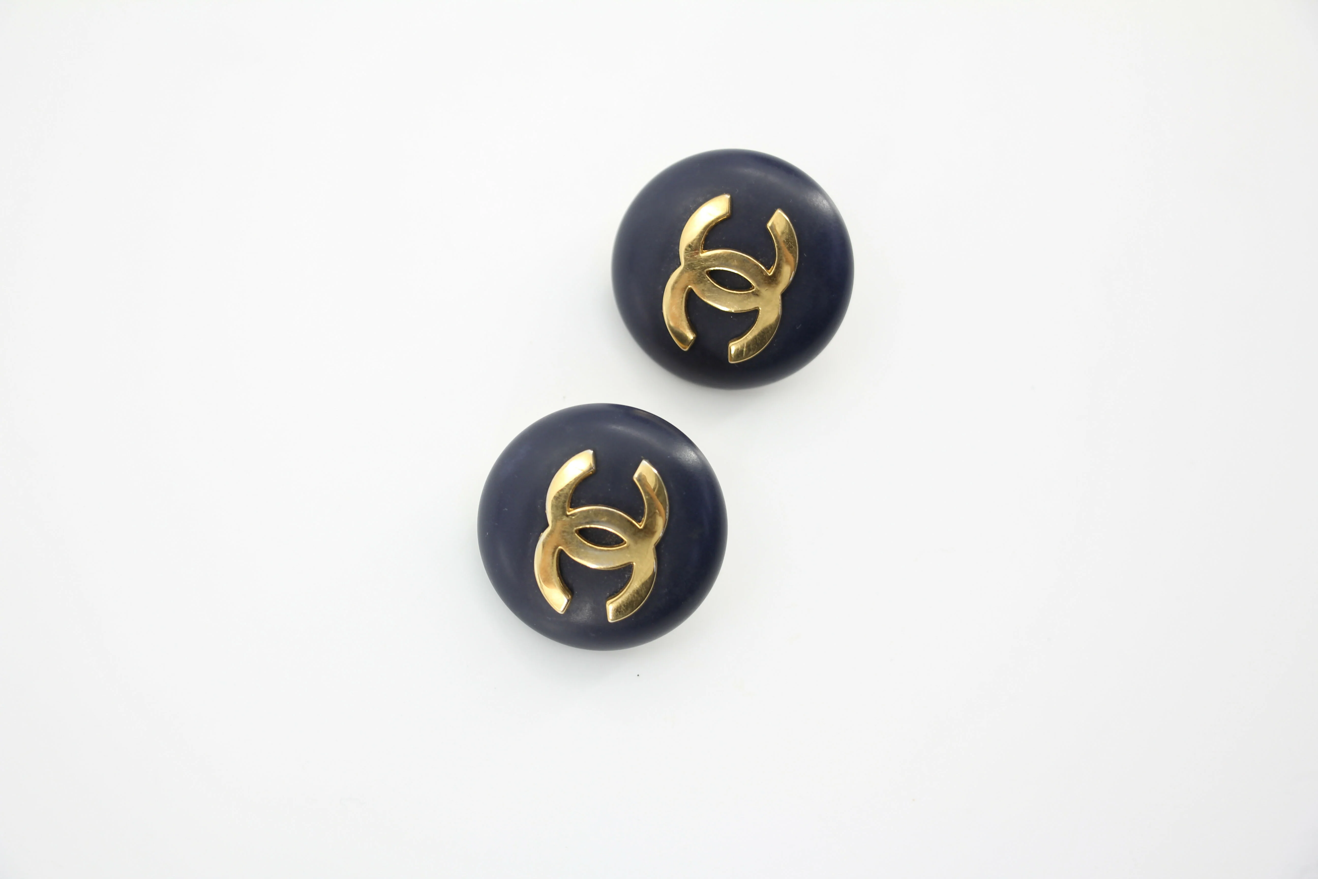 Chanel Vintage 87 Resin Navy Blue CC Logo Large Round Clip-on Earrings - Image 7