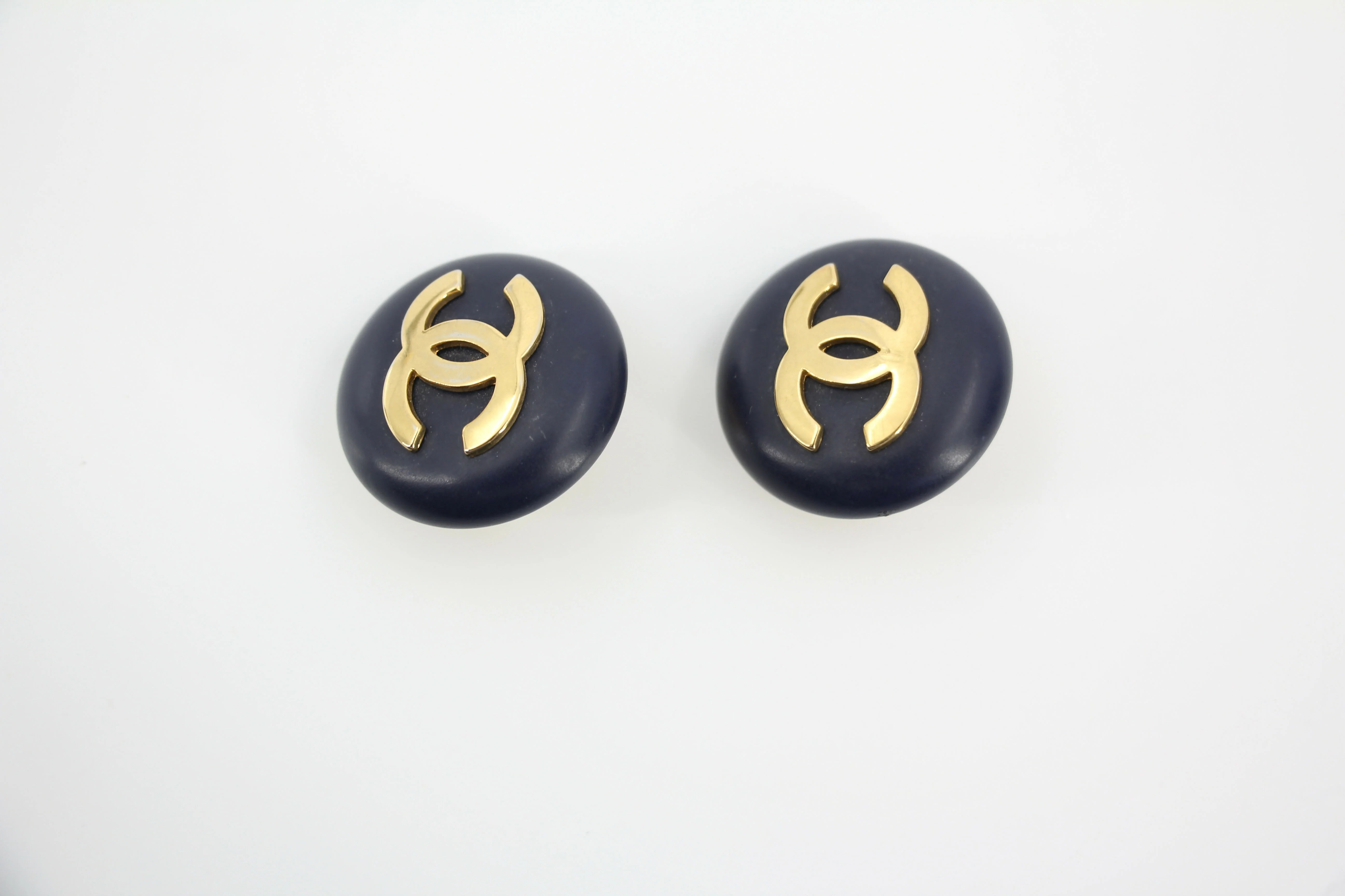 Chanel Vintage 87 Resin Navy Blue CC Logo Large Round Clip-on Earrings - Image 8