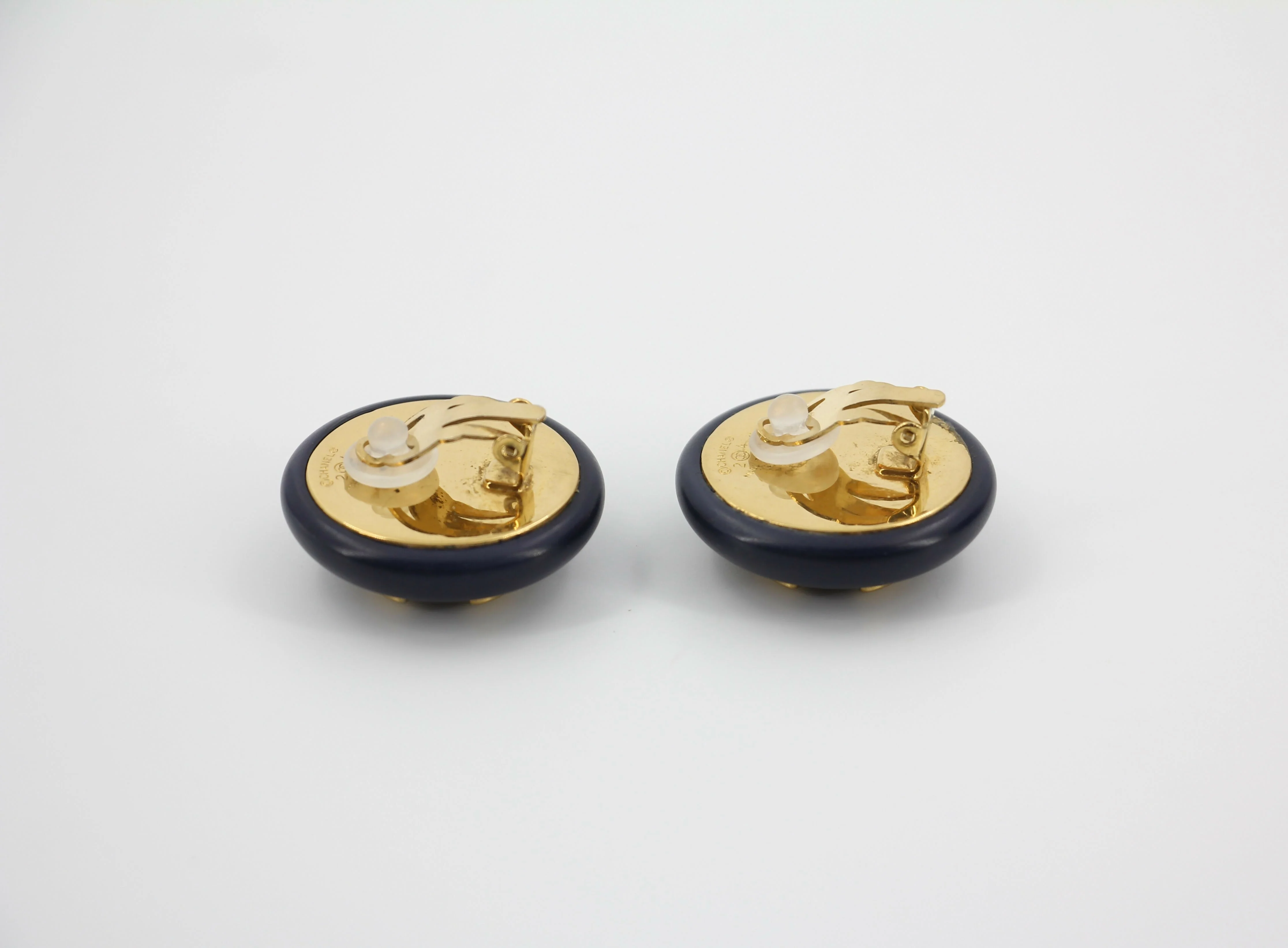 Chanel Vintage 87 Resin Navy Blue CC Logo Large Round Clip-on Earrings - Image 9
