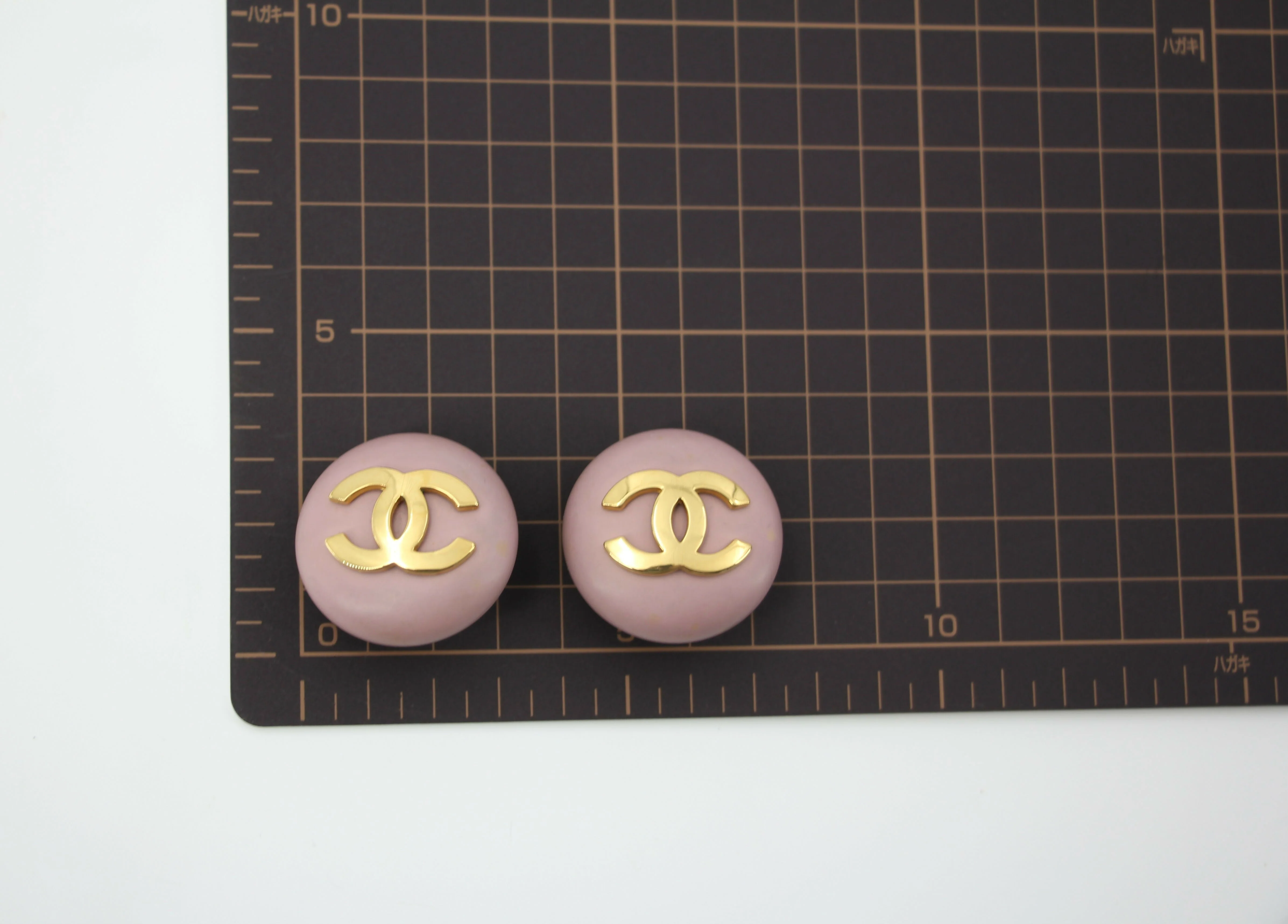 Chanel Vintage 87 Resin Purple Pink CC Logo Large Round Clip-on Earrings - Image 10