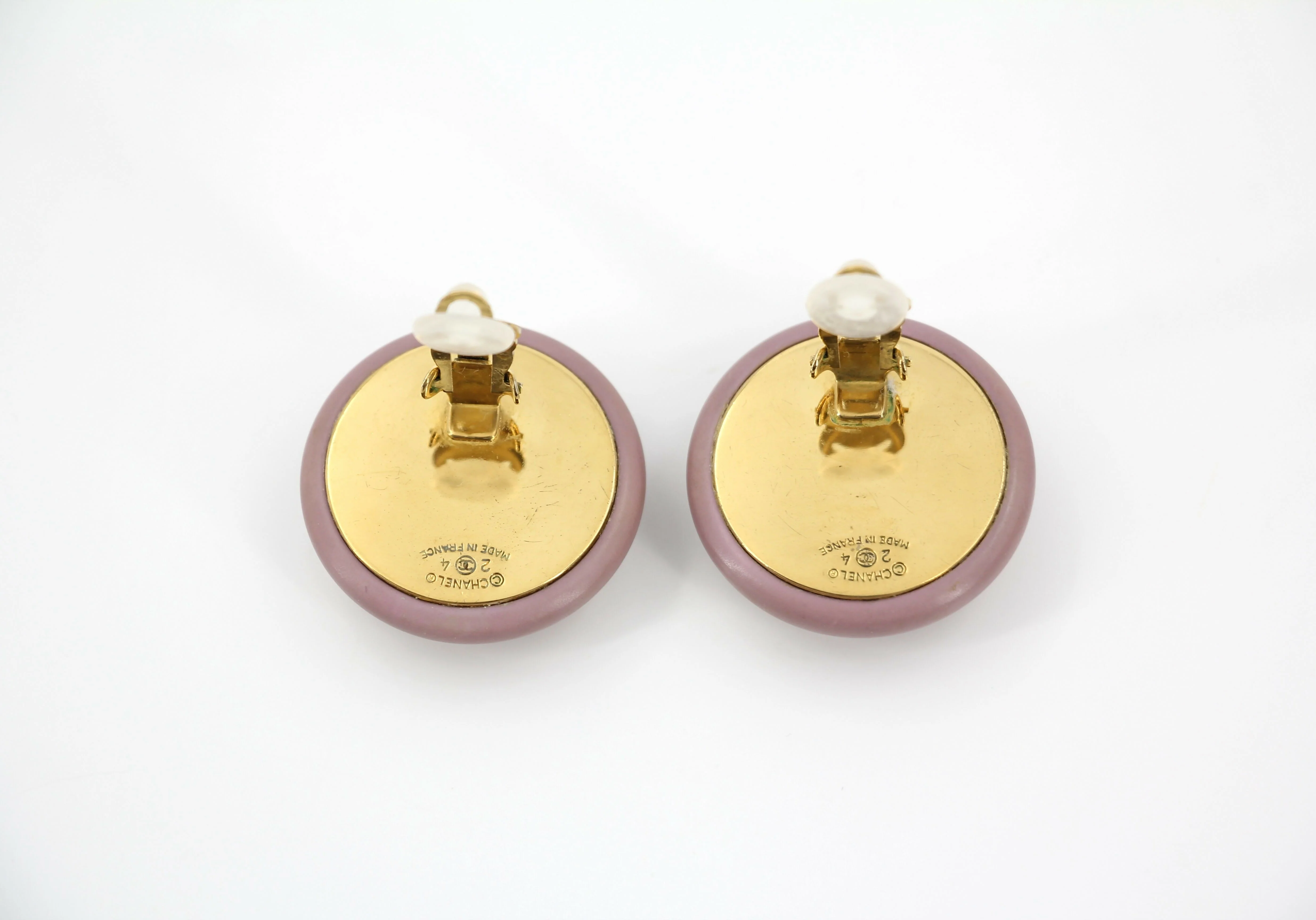 Chanel Vintage 87 Resin Purple Pink CC Logo Large Round Clip-on Earrings - Image 2