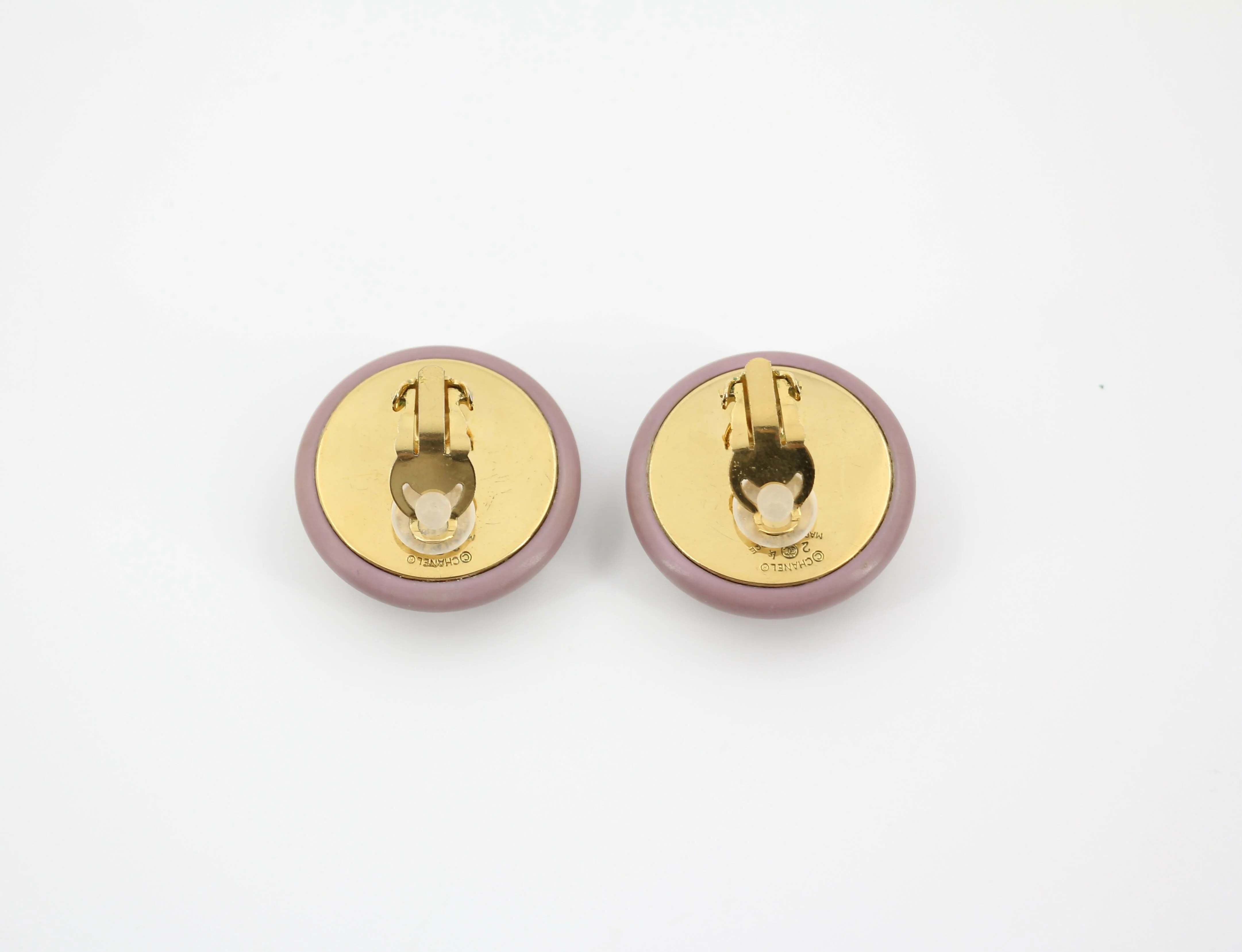 Chanel Vintage 87 Resin Purple Pink CC Logo Large Round Clip-on Earrings - Image 3