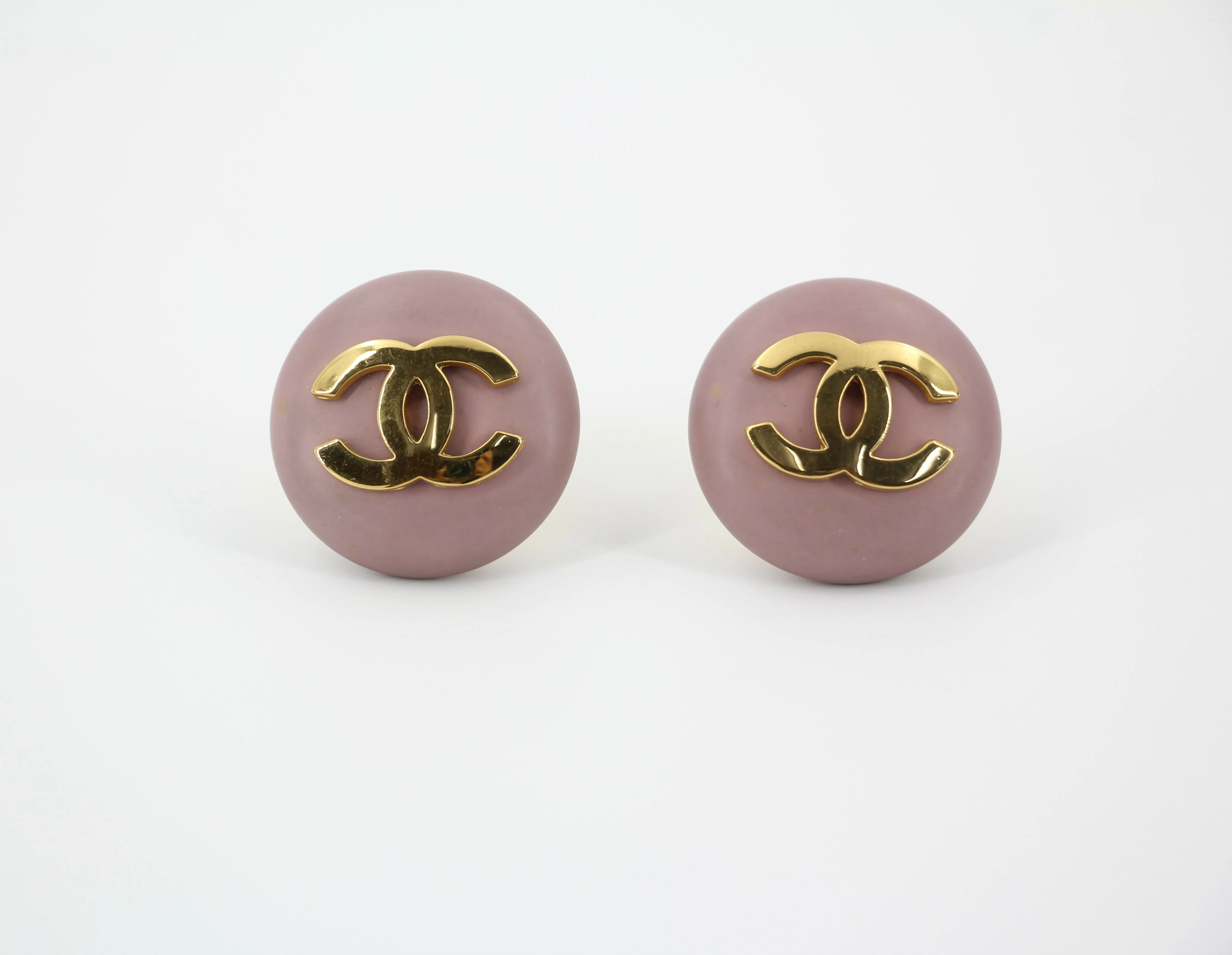 Chanel Vintage 87 Resin Purple Pink CC Logo Large Round Clip-on Earrings - Image 4
