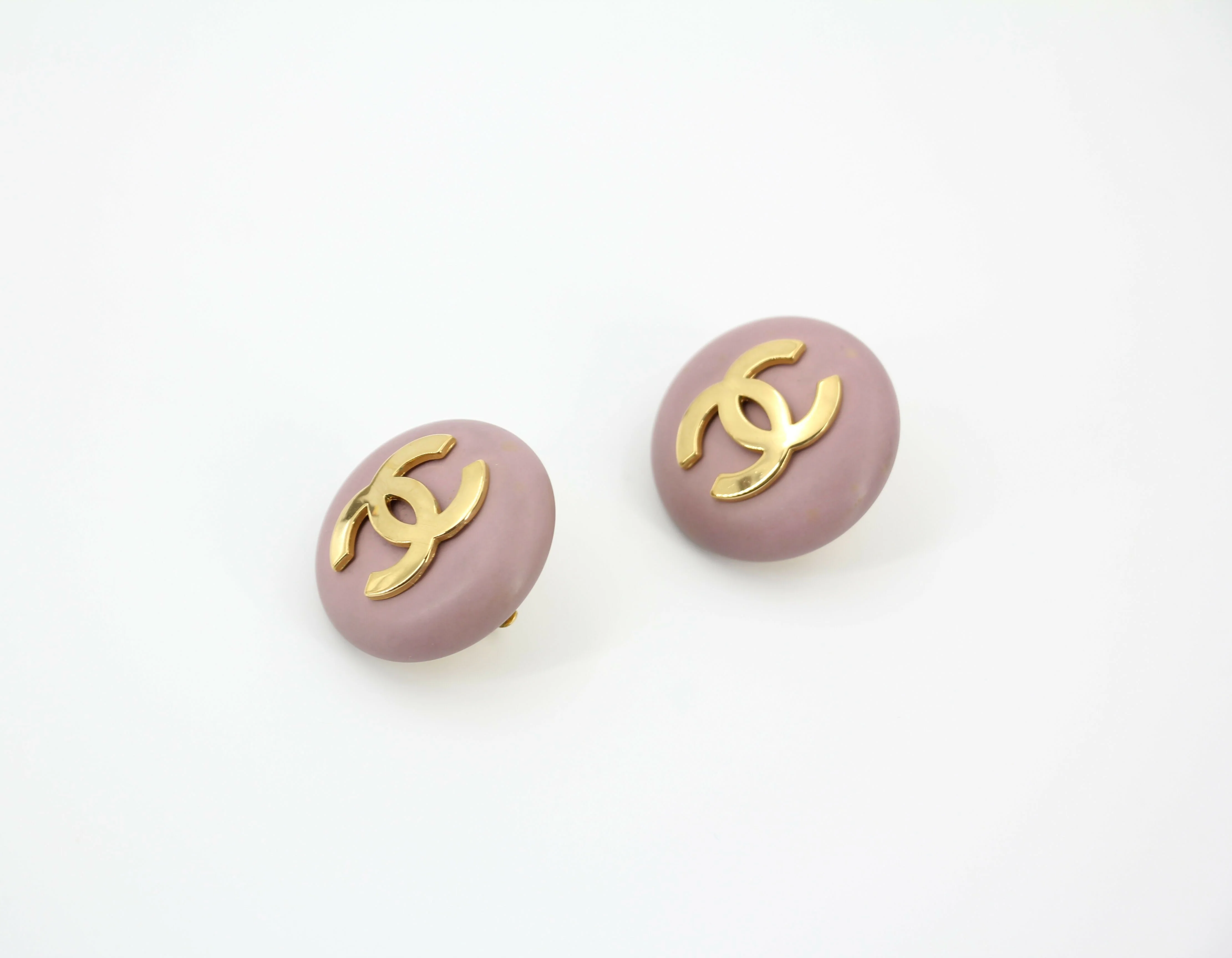 Chanel Vintage 87 Resin Purple Pink CC Logo Large Round Clip-on Earrings - Image 6