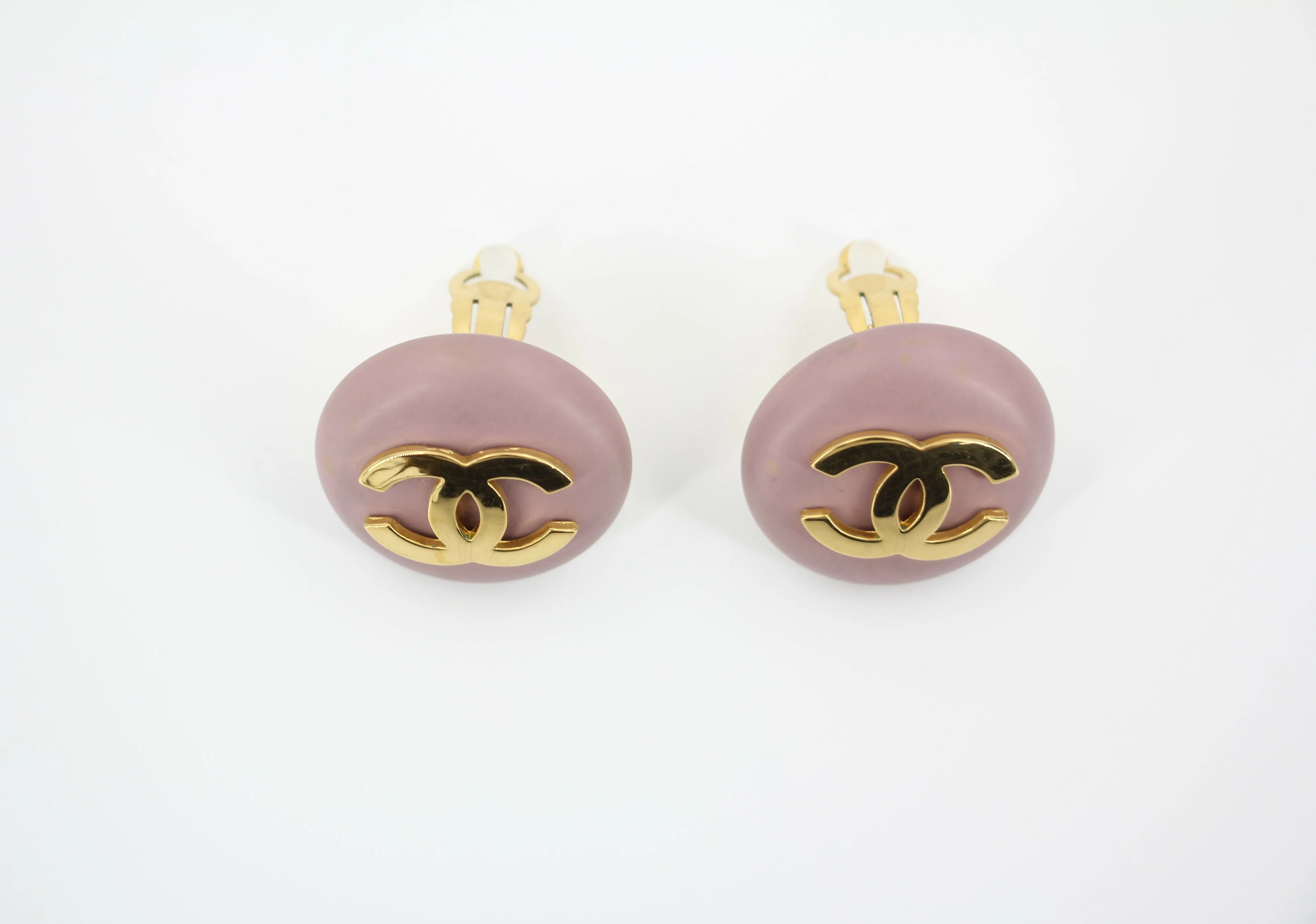 Chanel Vintage 87 Resin Purple Pink CC Logo Large Round Clip-on Earrings - Image 7