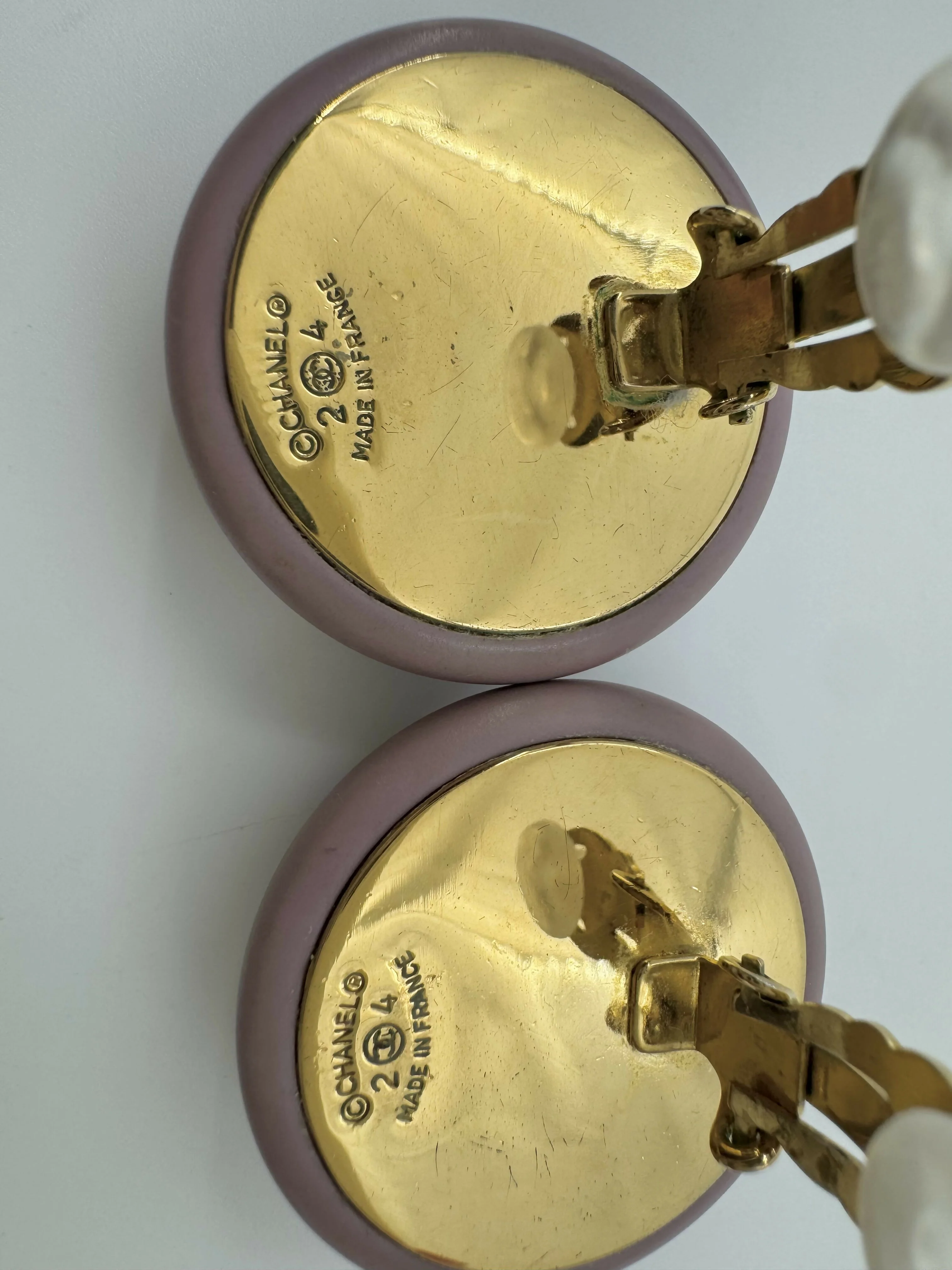 Chanel Vintage 87 Resin Purple Pink CC Logo Large Round Clip-on Earrings - Image 9