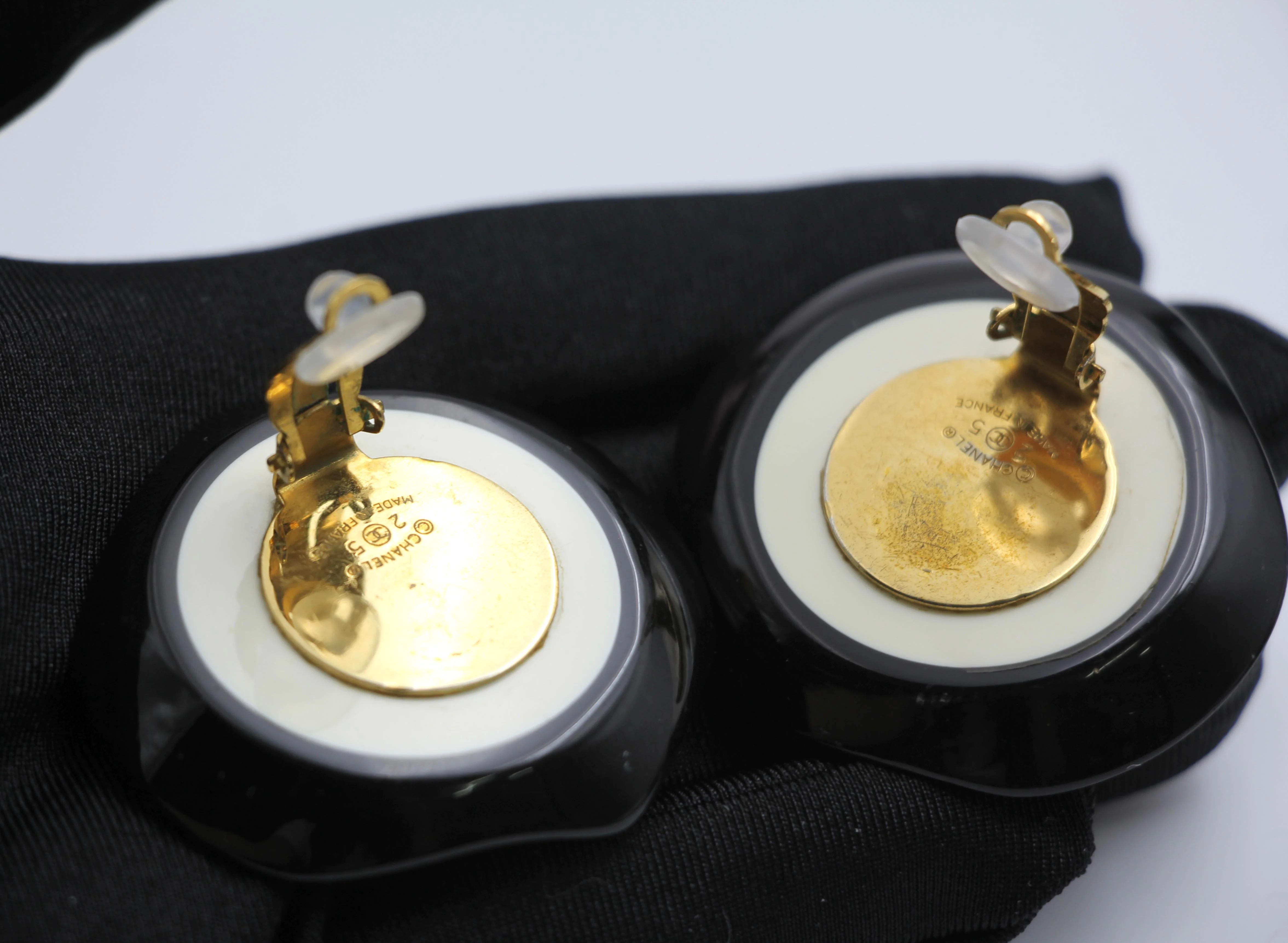 Chanel Vintage 88 Imitation Pearl Resin Sun Egg Earrings - Image 13