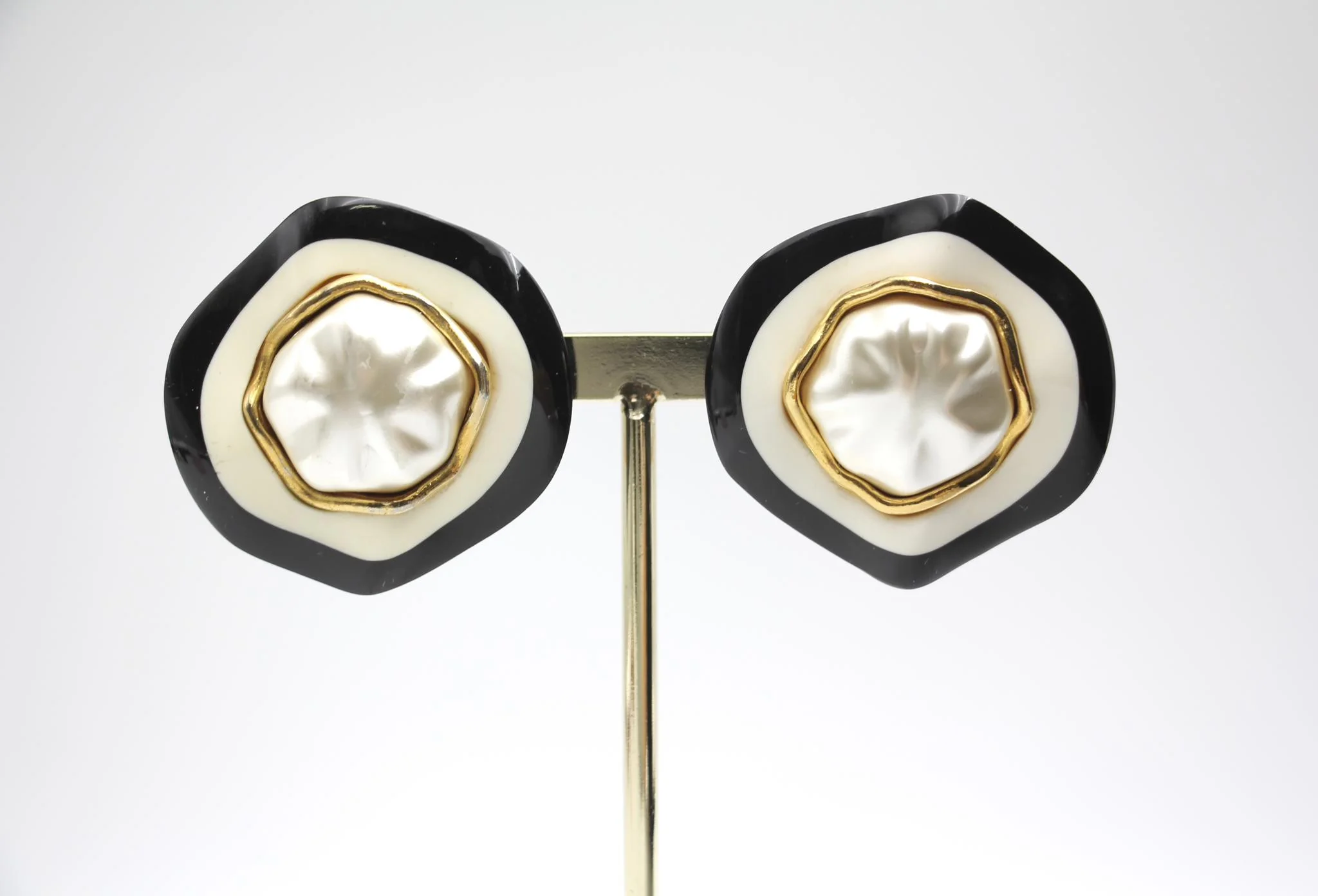 Chanel Vintage 88 Imitation Pearl Resin Sun Egg Earrings - Image 6