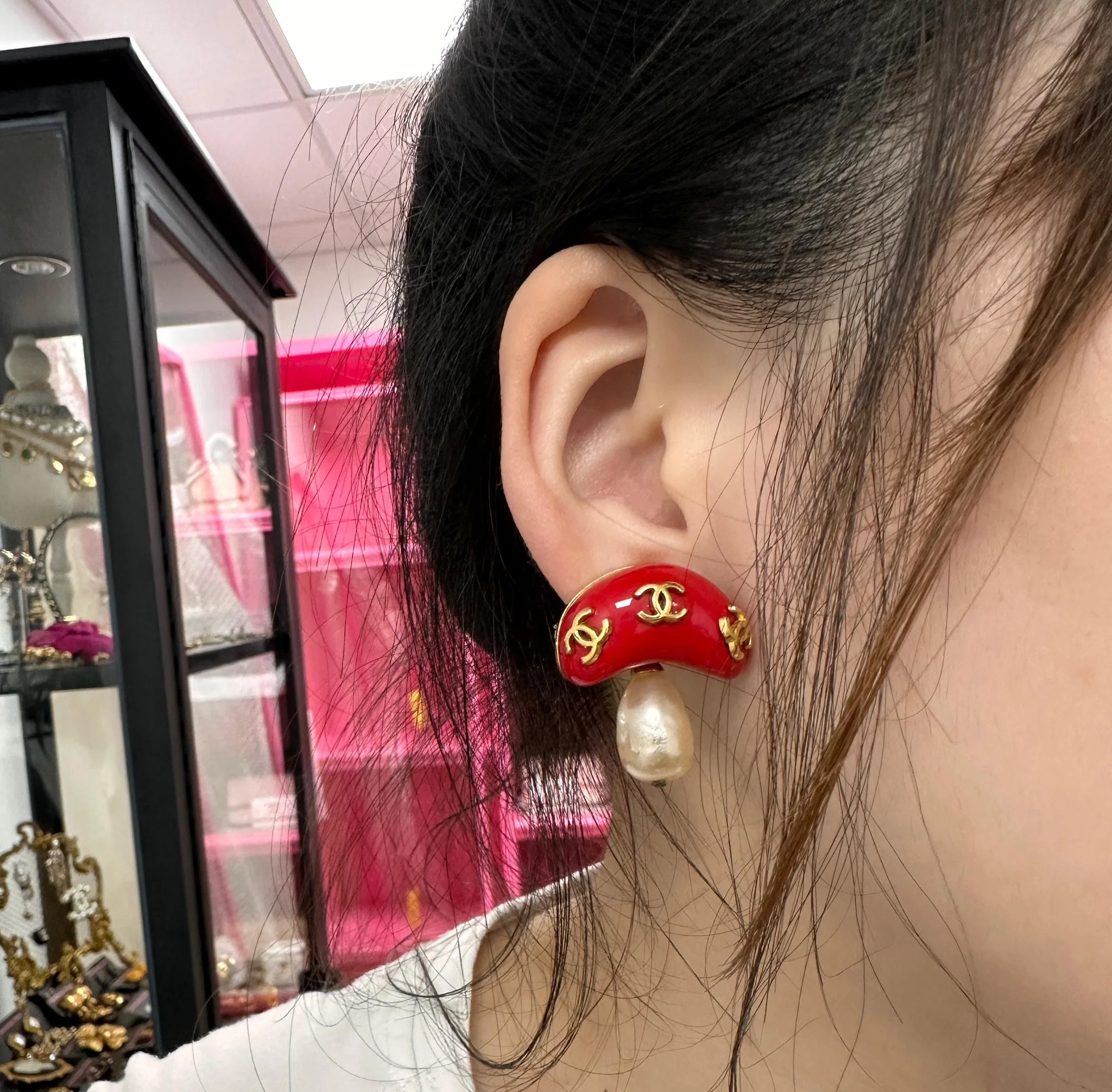 Chanel Vintage 91 Imitation Pearl Resin Red Mushroom Clip-On Earrings - Image 10