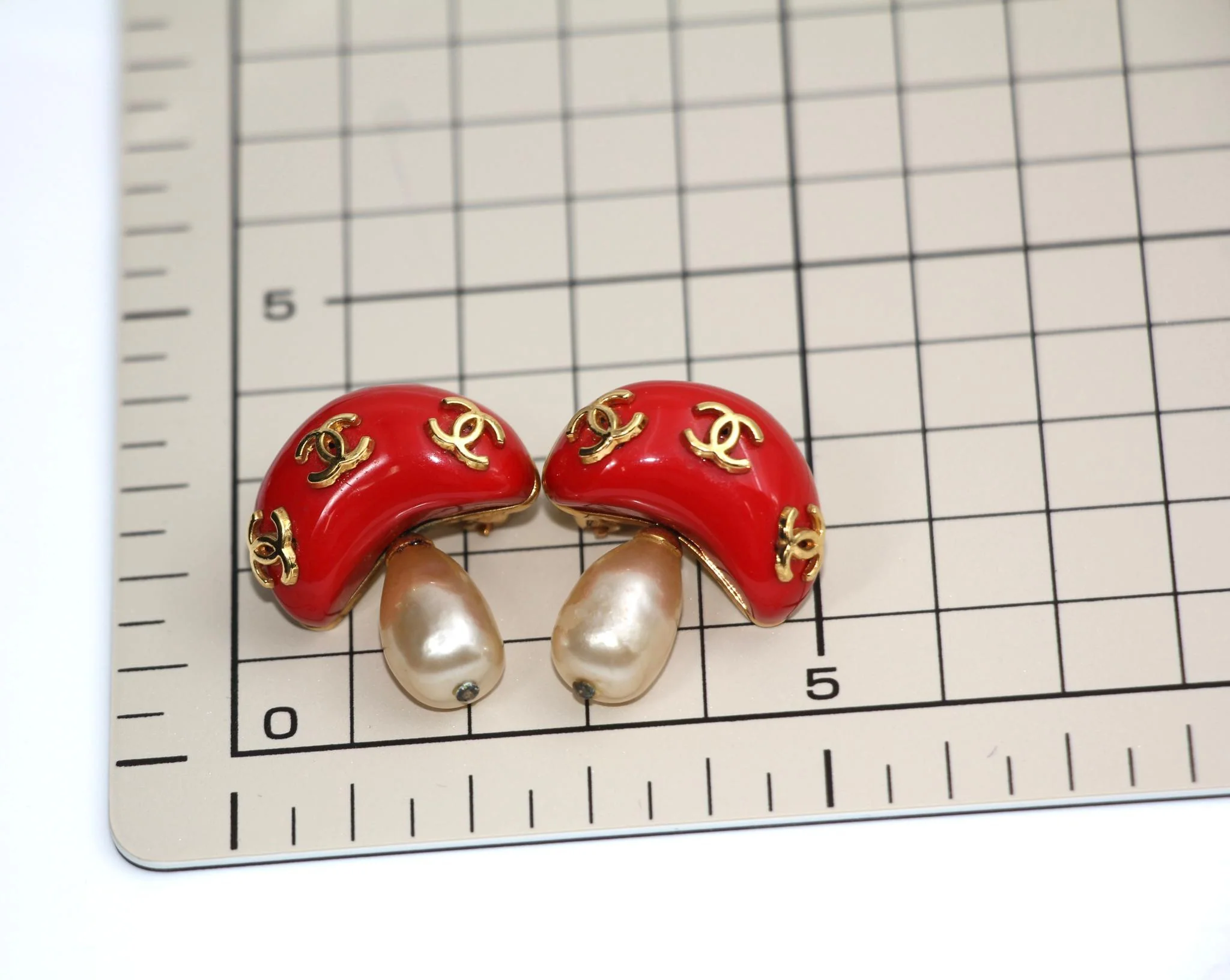 Chanel Vintage 91 Imitation Pearl Resin Red Mushroom Clip-On Earrings - Image 11