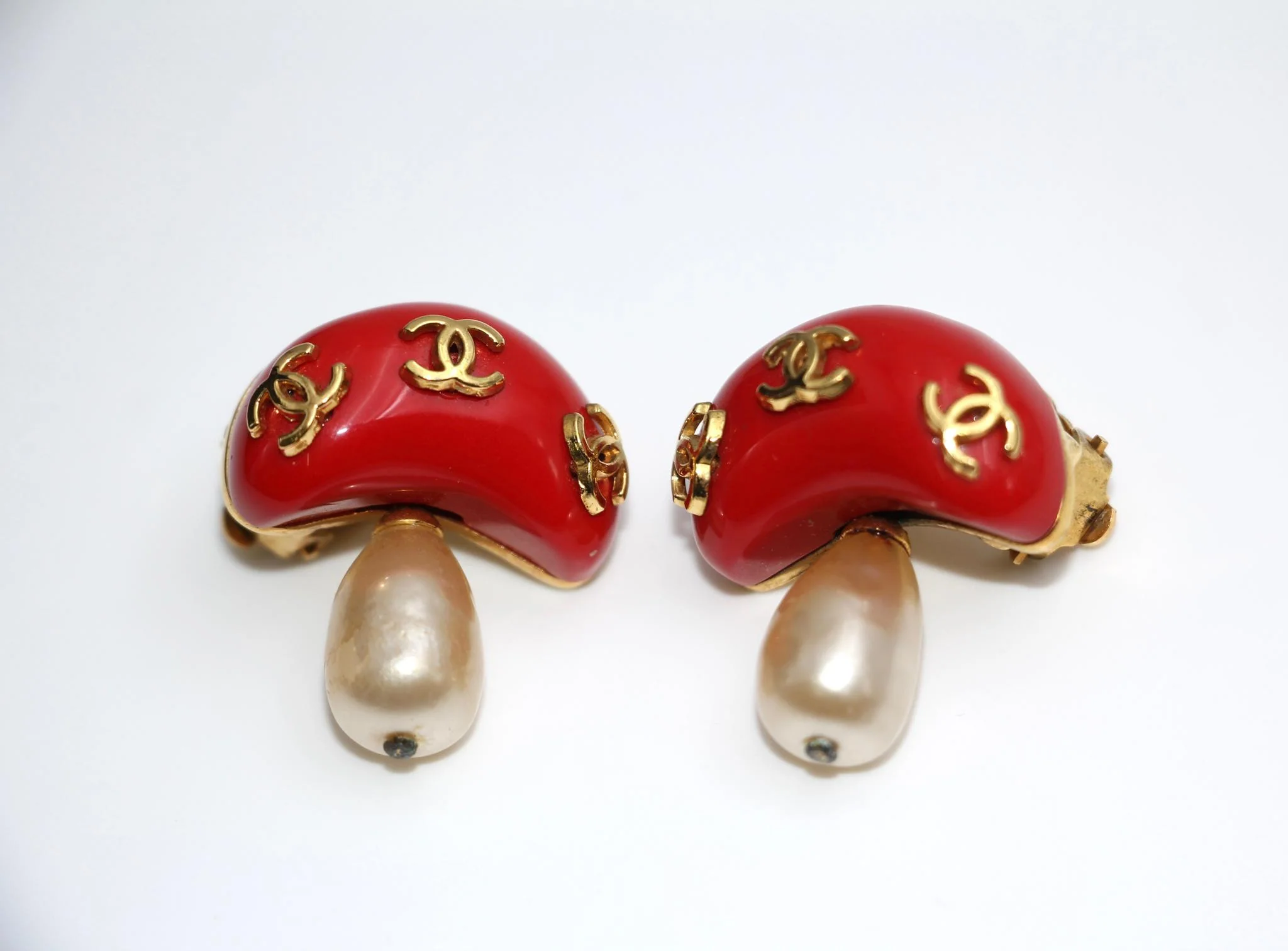 Chanel Vintage 91 Imitation Pearl Resin Red Mushroom Clip-On Earrings - Image 3