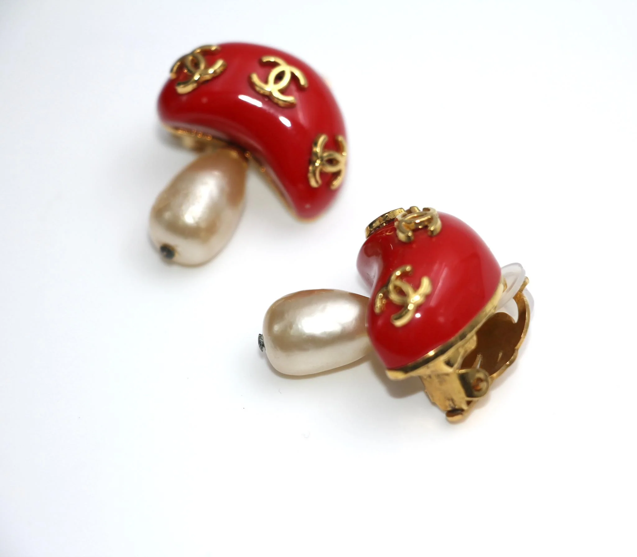Chanel Vintage 91 Imitation Pearl Resin Red Mushroom Clip-On Earrings - Image 4