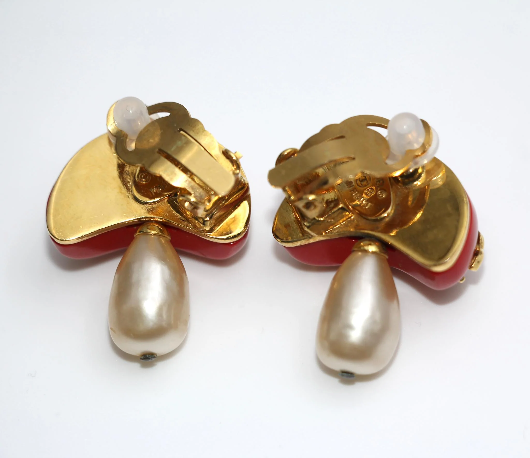 Chanel Vintage 91 Imitation Pearl Resin Red Mushroom Clip-On Earrings - Image 5