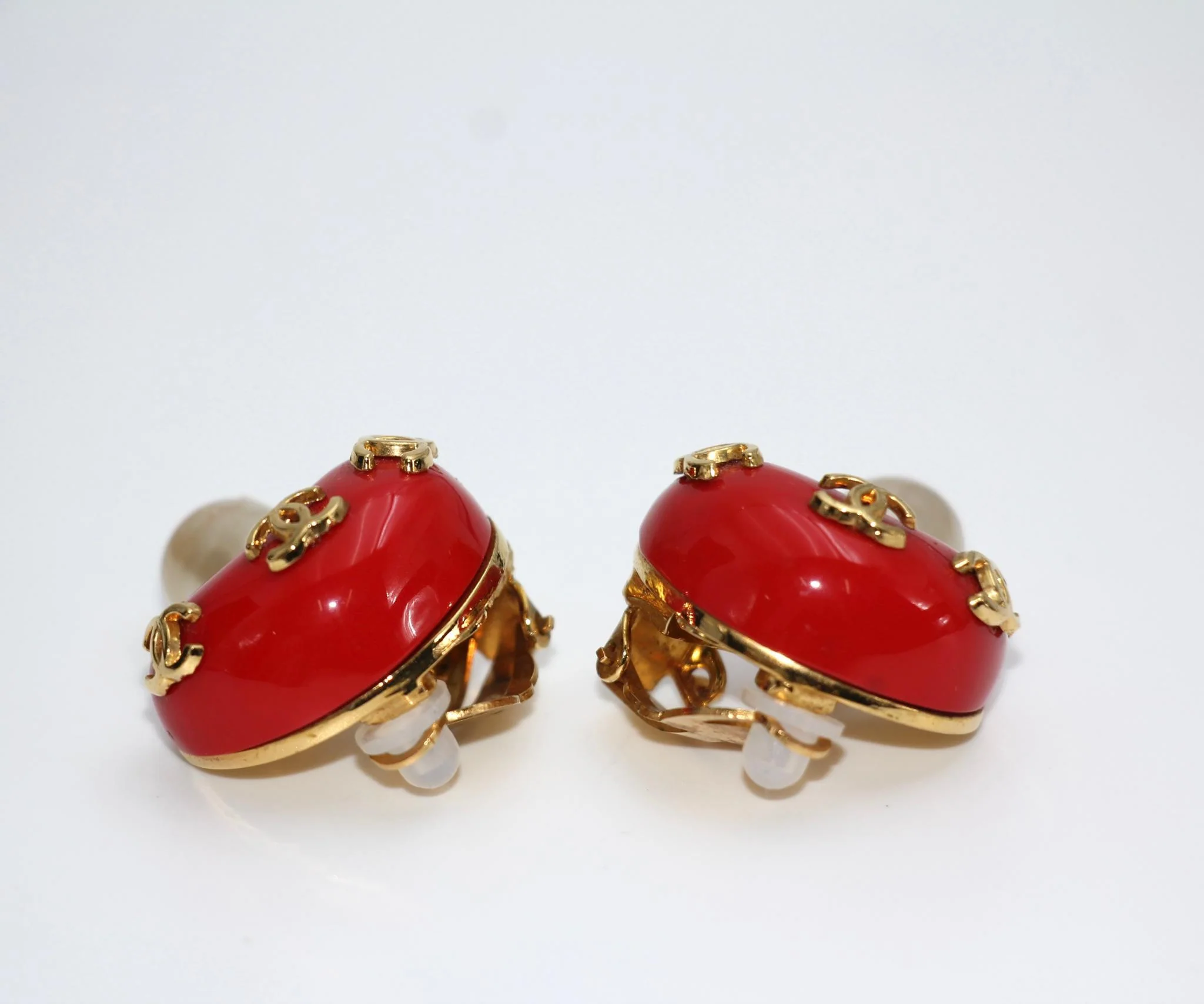 Chanel Vintage 91 Imitation Pearl Resin Red Mushroom Clip-On Earrings - Image 6