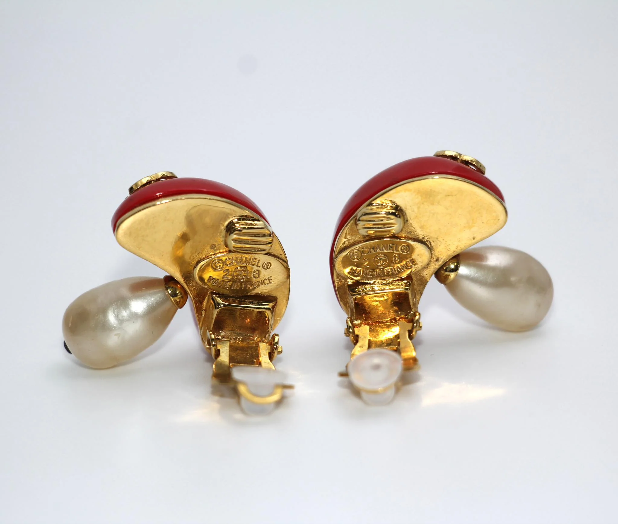 Chanel Vintage 91 Imitation Pearl Resin Red Mushroom Clip-On Earrings - Image 7