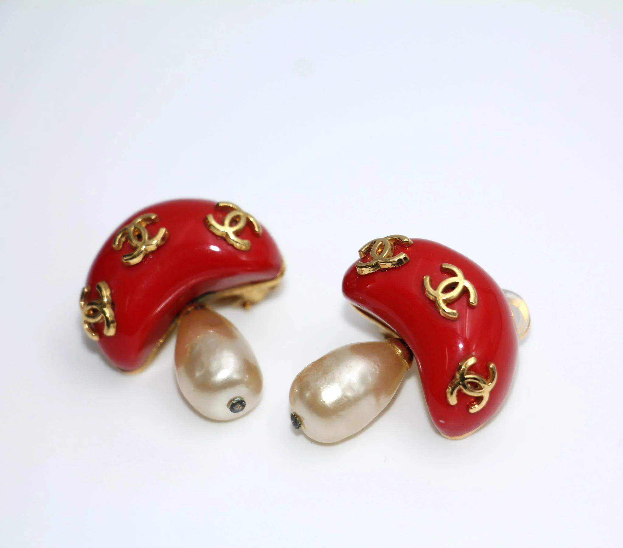 Chanel Vintage 91 Imitation Pearl Resin Red Mushroom Clip-On Earrings - Image 8