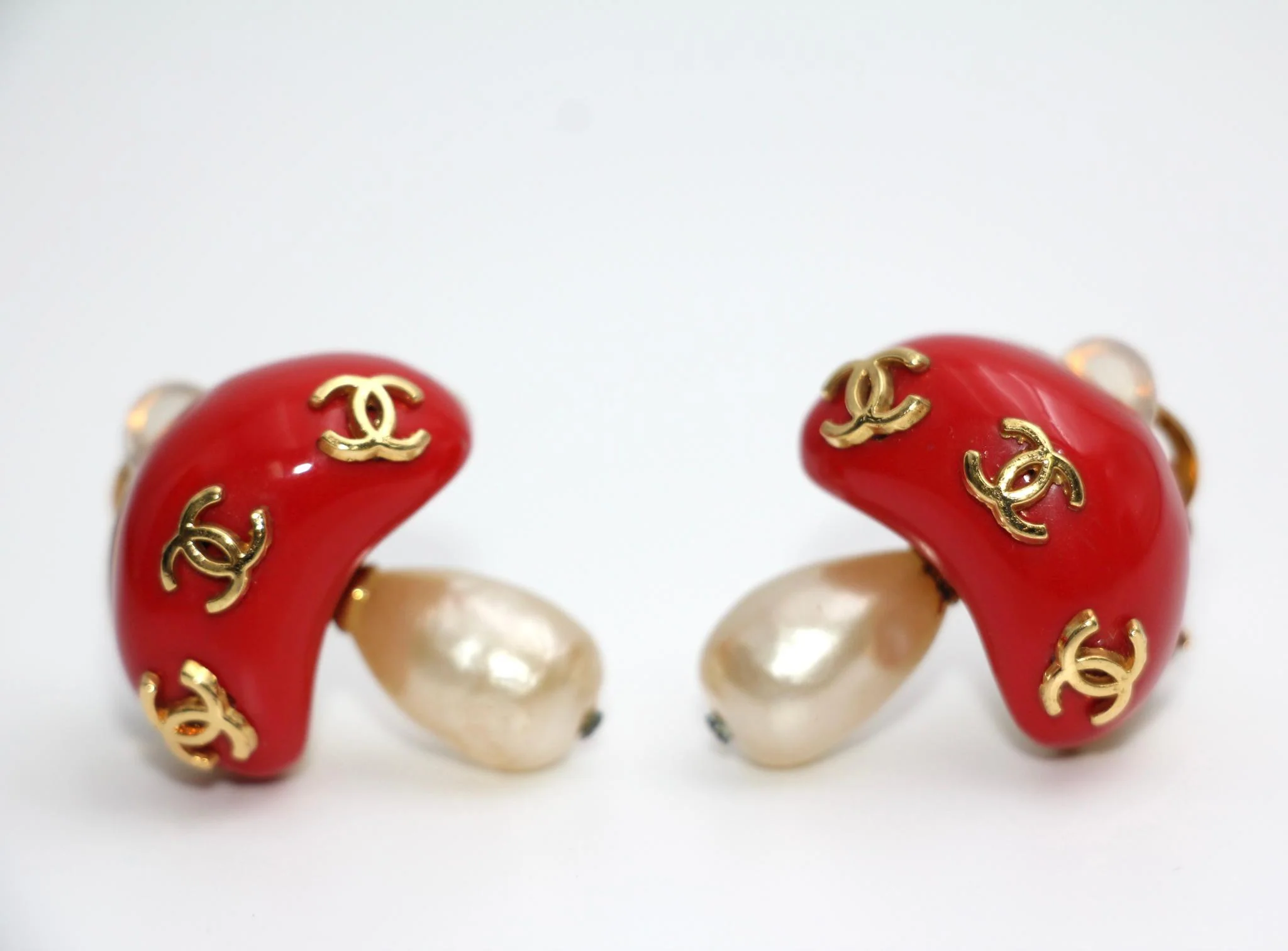 Chanel Vintage 91 Imitation Pearl Resin Red Mushroom Clip-On Earrings - Image 9
