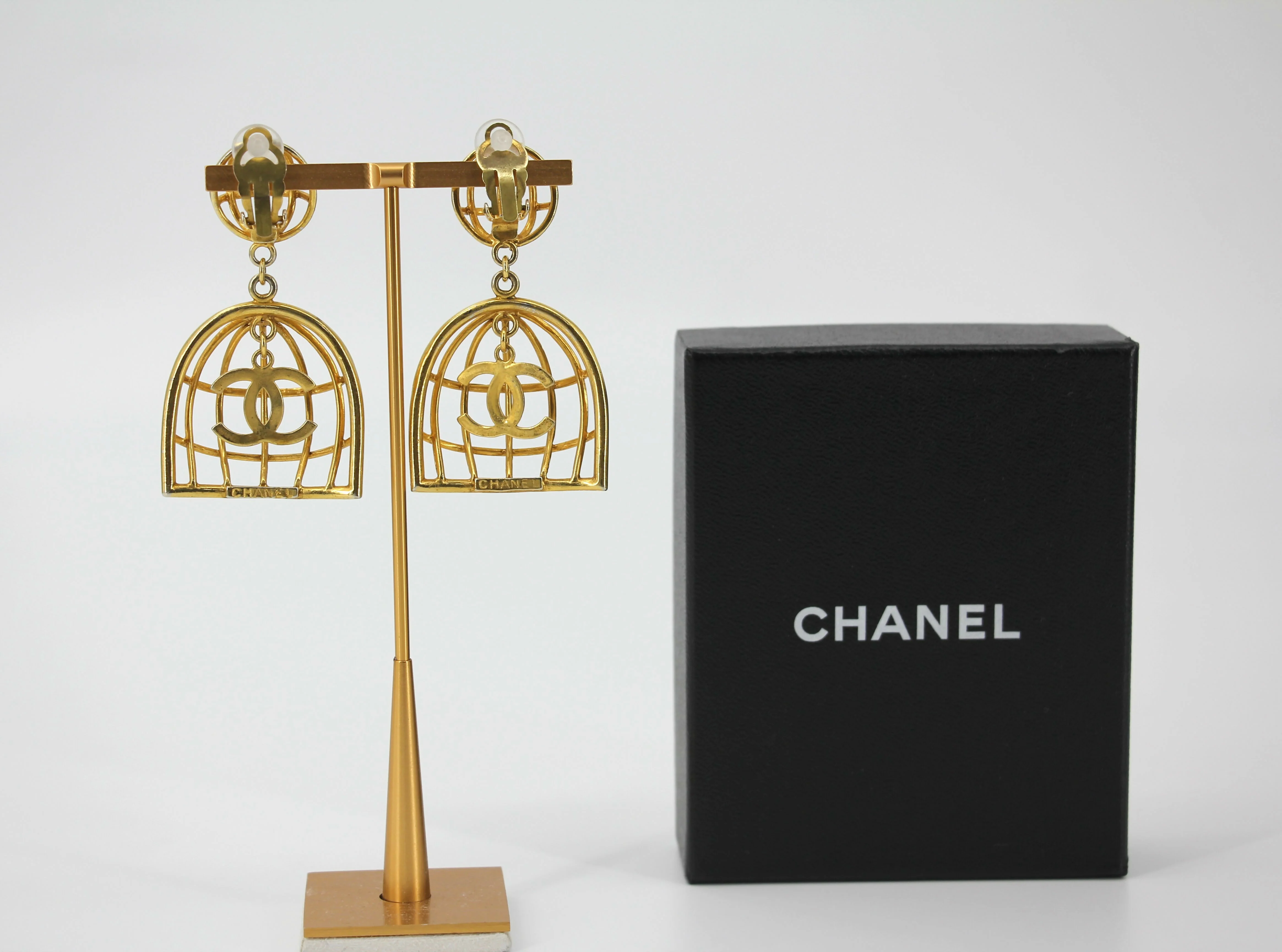 Chanel Vintage 92 Gold-Plated Birdcage Clip-on Earrings - Image 2