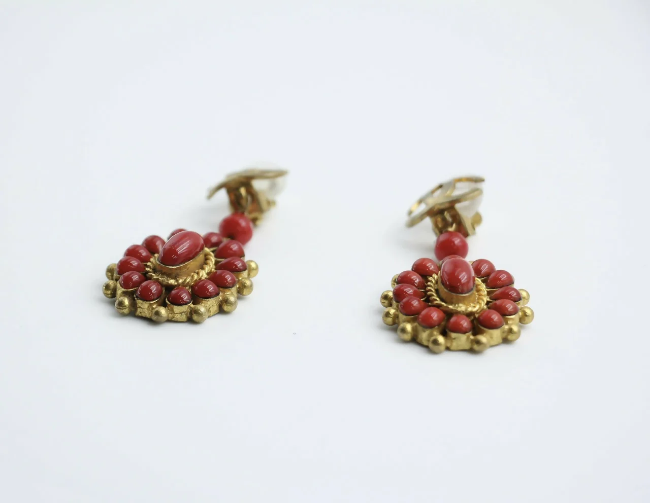 Chanel Vintage 93A Gripoix Gold-plated Red Dangle Clip-on Earrings - Image 8