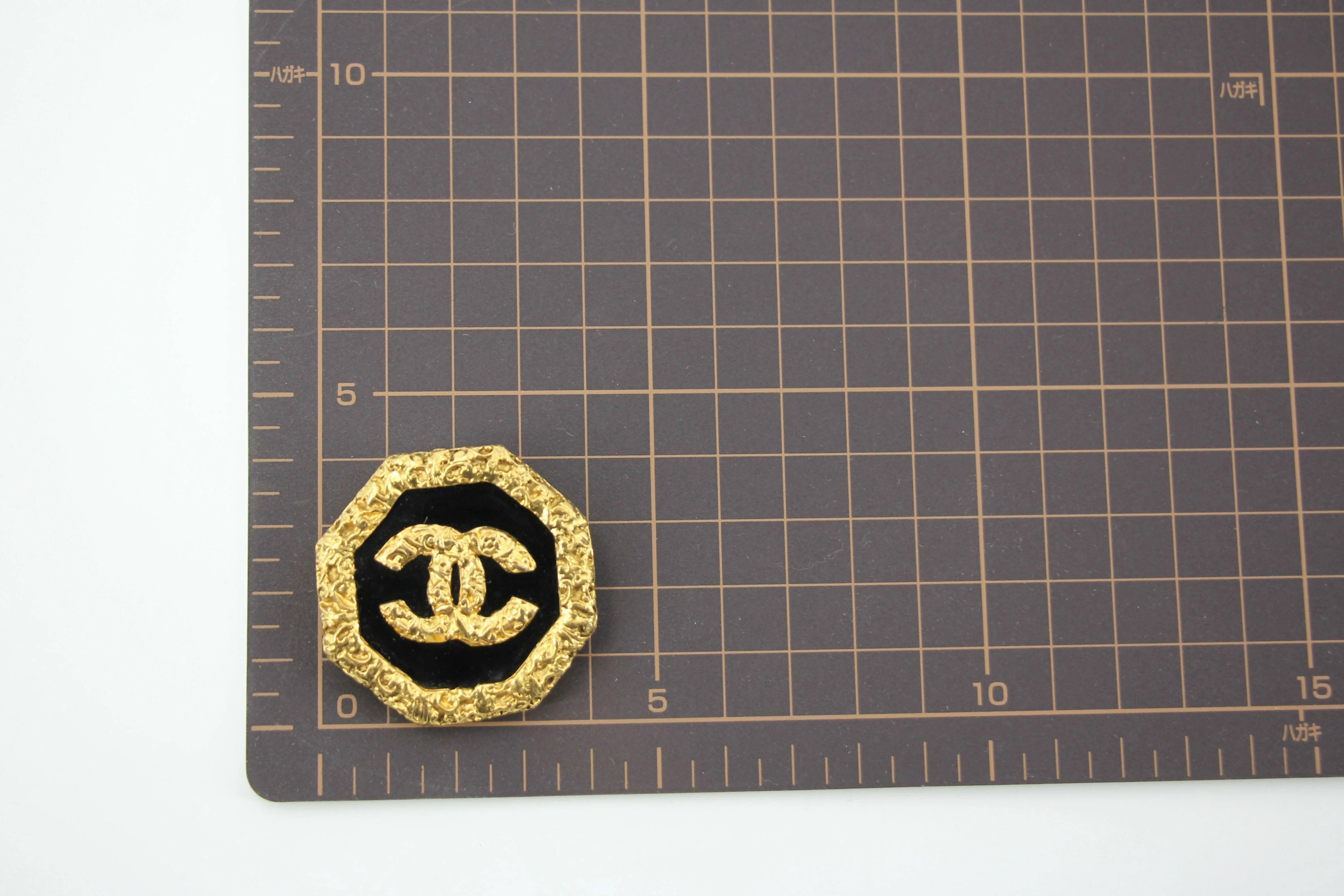 Chanel Vintage 93A Lava Octagonal CC Logo Black and Gold Tone Brooch - Image 10
