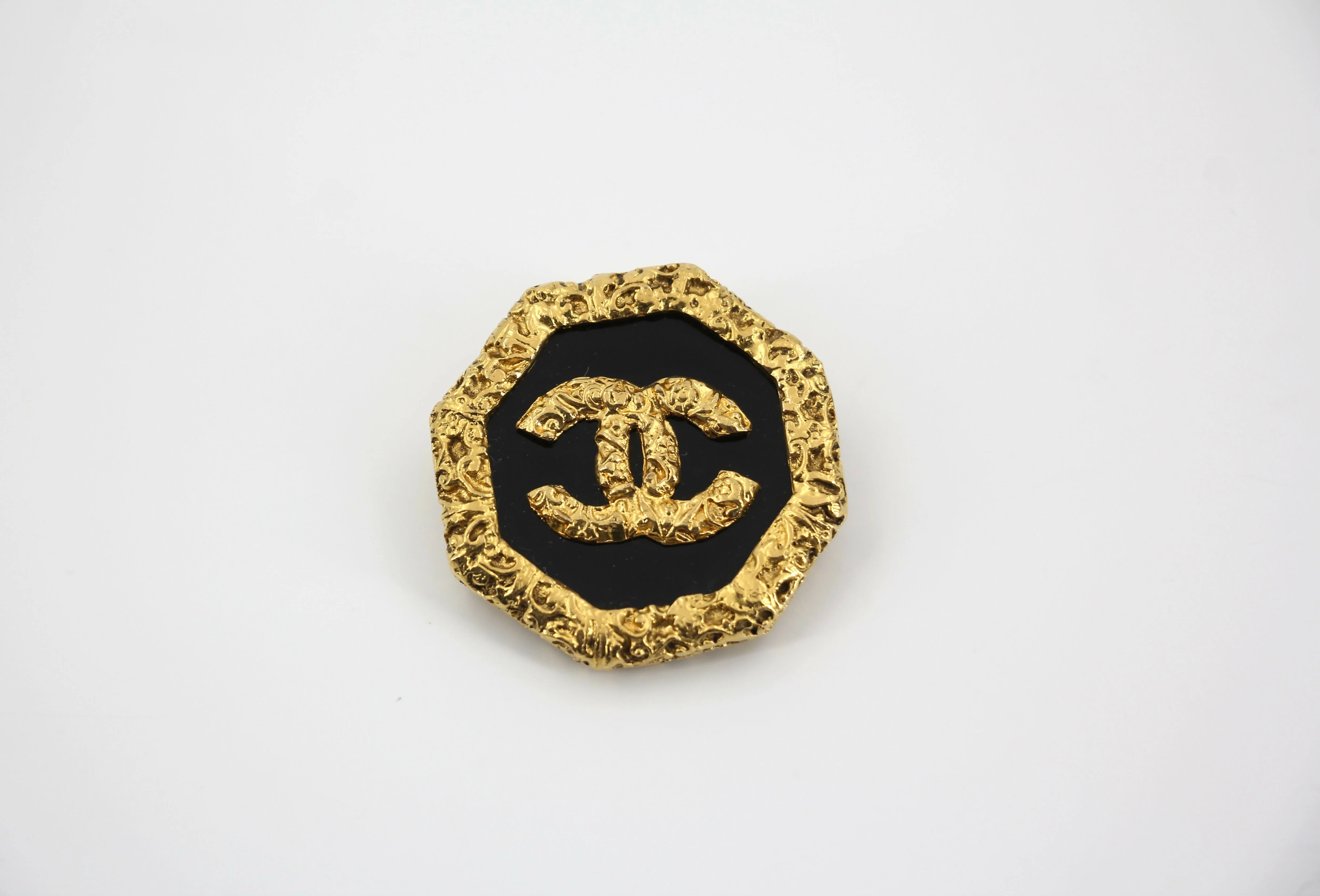 Chanel Vintage 93A Lava Octagonal CC Logo Black and Gold Tone Brooch - Image 2