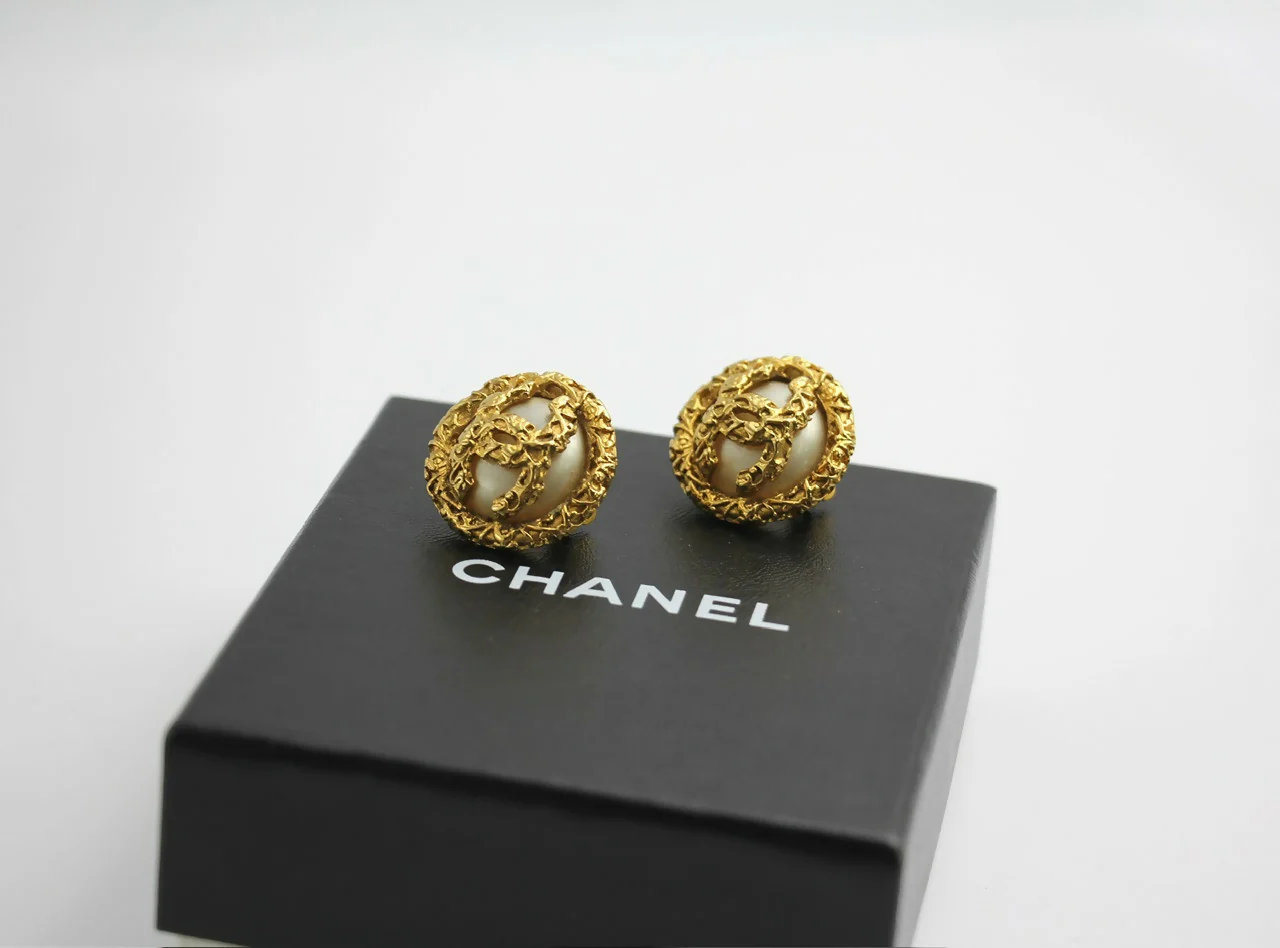 Chanel Vintage 93A White Lava Round Clip-on Earrings - Image 10